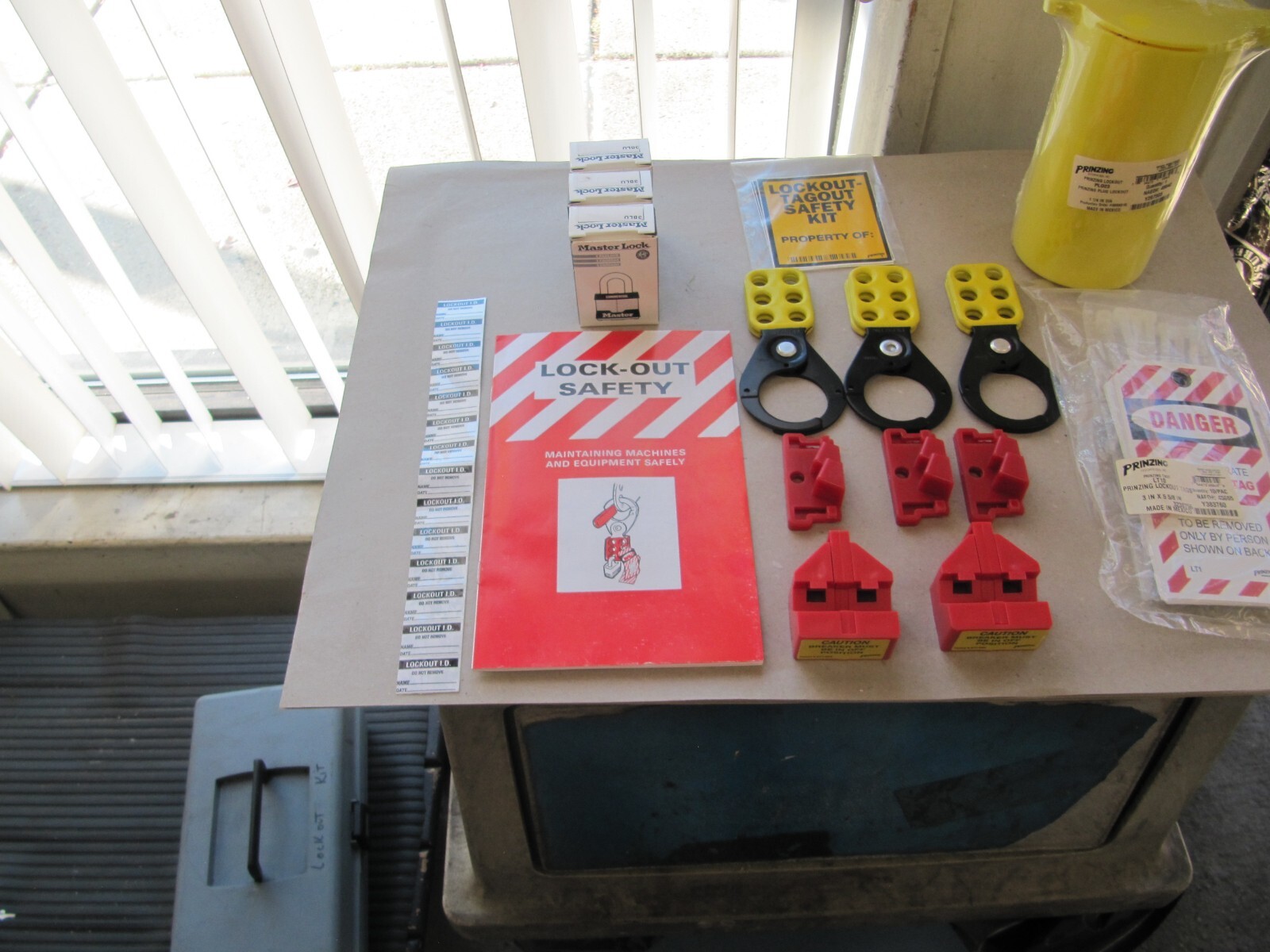ELECTRICAL SAFETY LOCKOUT KIT – NEW OLD STOCK