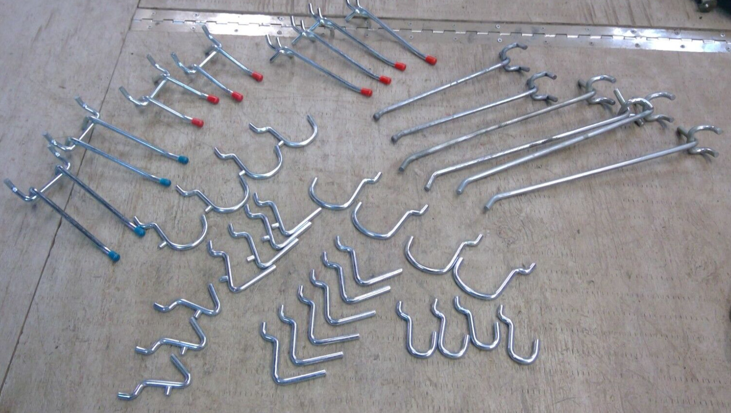 LARGE HD 3/16" ASSORTED RETAIL GARAGE WORKSHOP STORAGE PEG BOARD HOOKS LOT OF 39