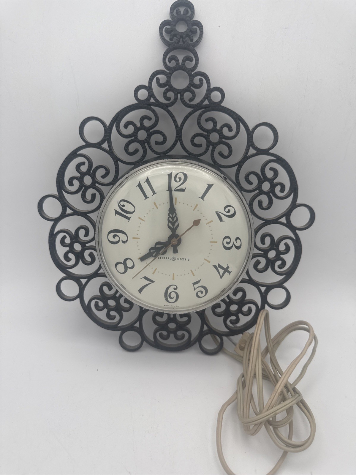 VTG MCM General Electric GE Kitchen Wall Clock Scroll Frame Model 2151 Works