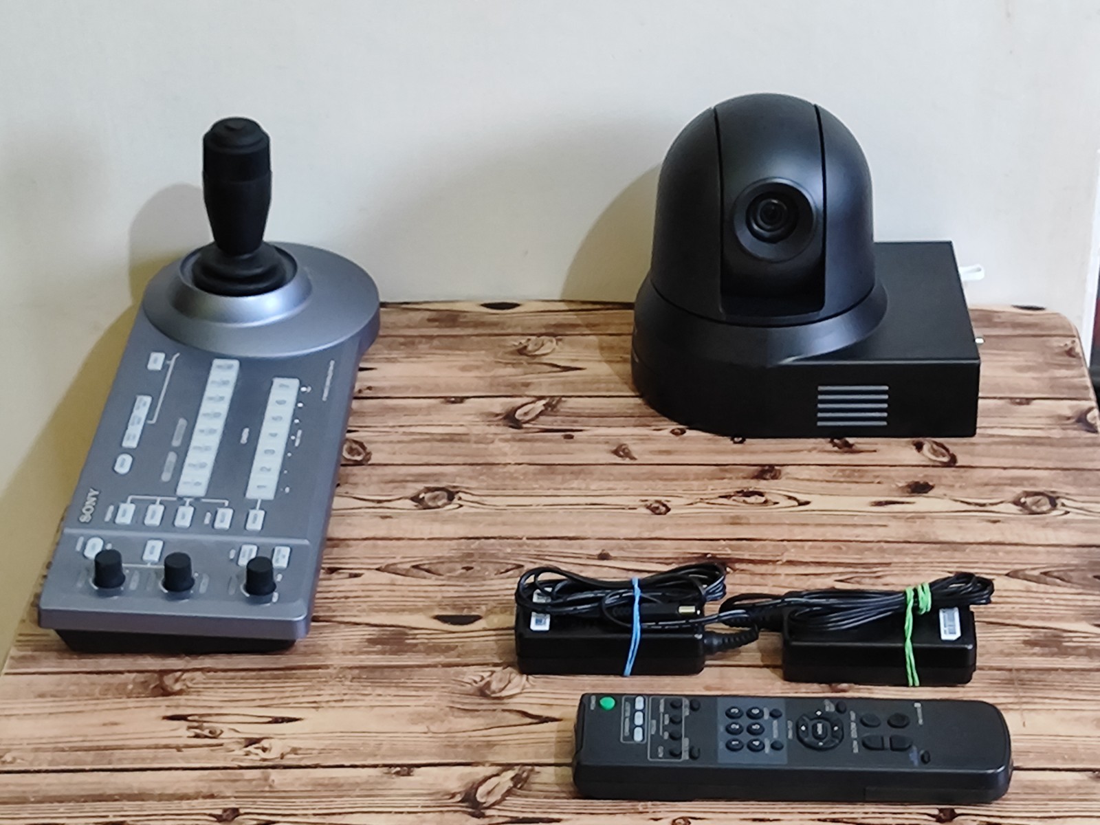 SONY SRG x400 FullHD 3GSDI 4K HDMI PoE+ STREAMING IP CAMERA + RM IP10 Controller