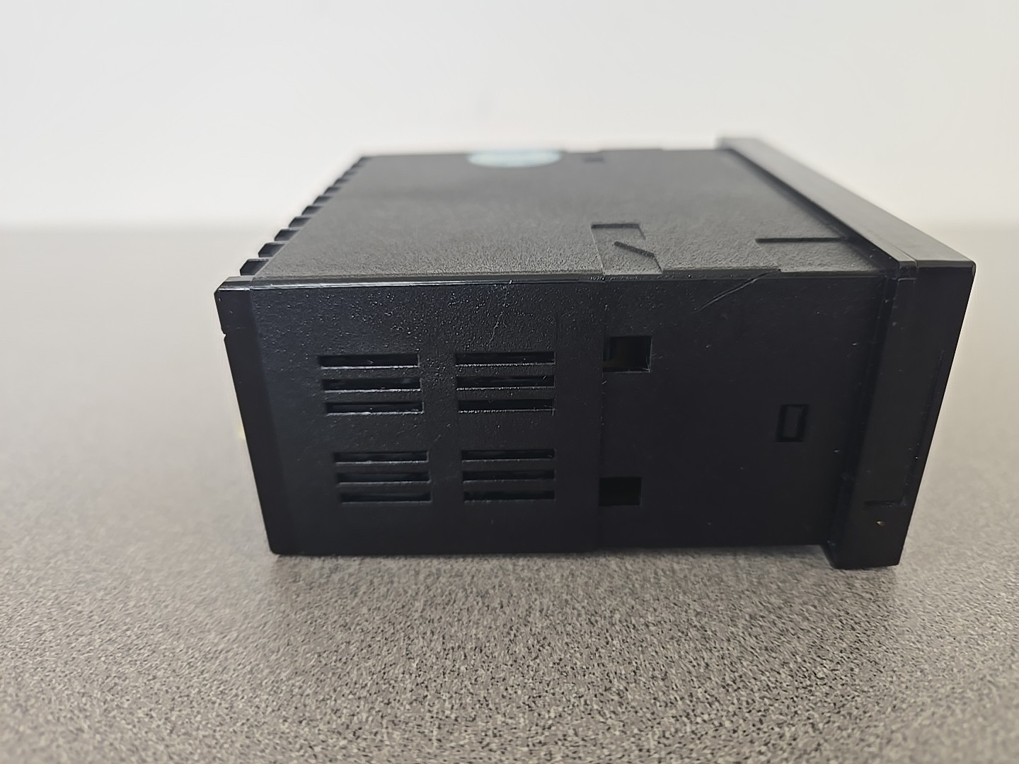 Shinko VCR-134-S/E Temperature Controller – 100–240V AC – Panel Mount 0-400 C