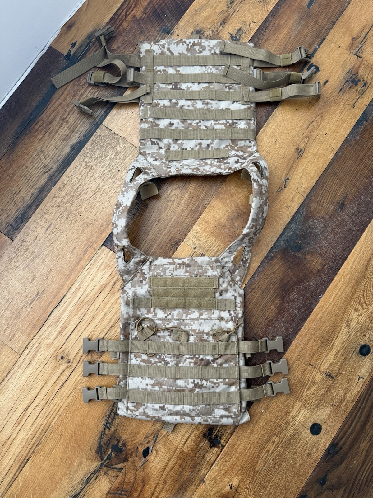 Matrix Airsoft Lvl-1 Plate Carrier w/Integrated Magazine Pouches(Desert Digital)