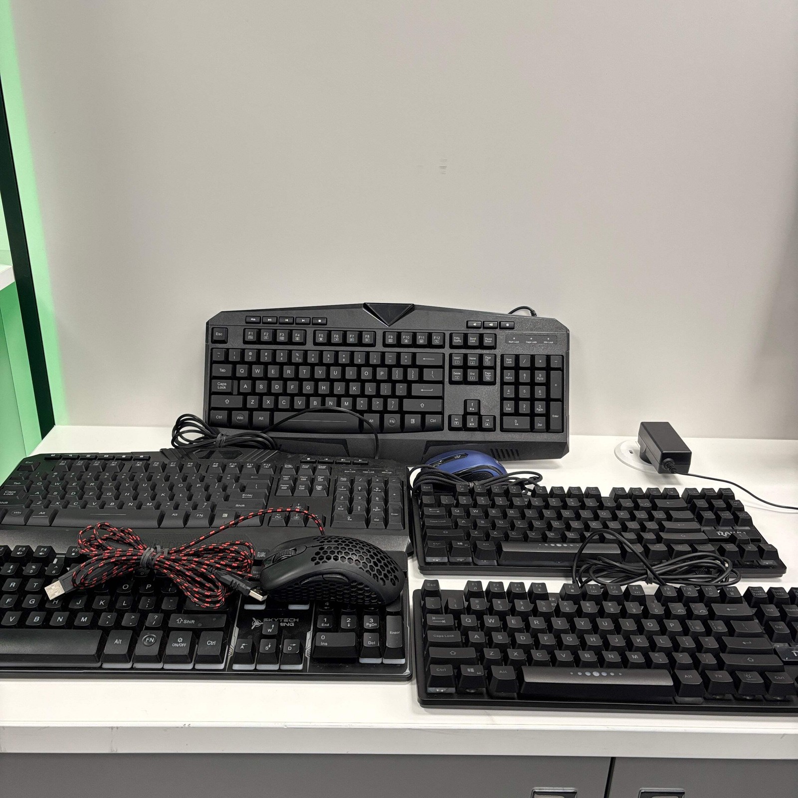Lot of 5 Keyboards R905, K-1000, PC232A, S101-3