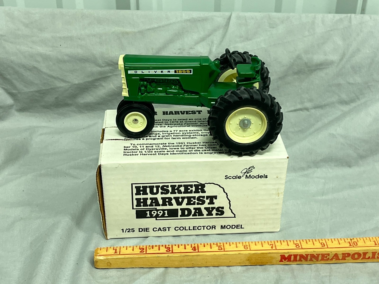 OLIVER 1855 Tractor HUSKER HARVEST Days Show 1991 Green 1:25 NIB