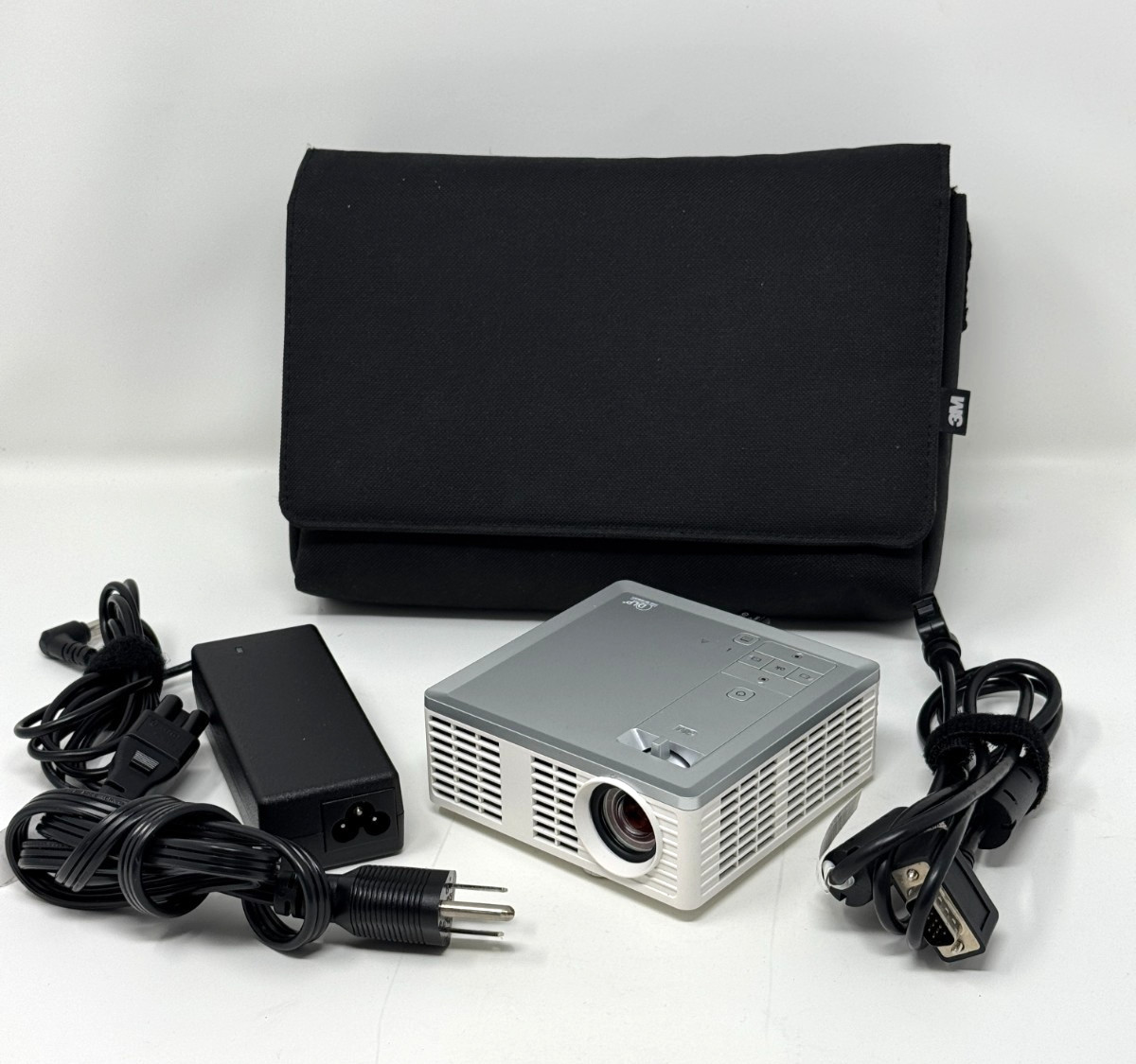 3M MP410 DLP Mini Mobile Projector HDMI SD with Carrying Case Tested and Works
