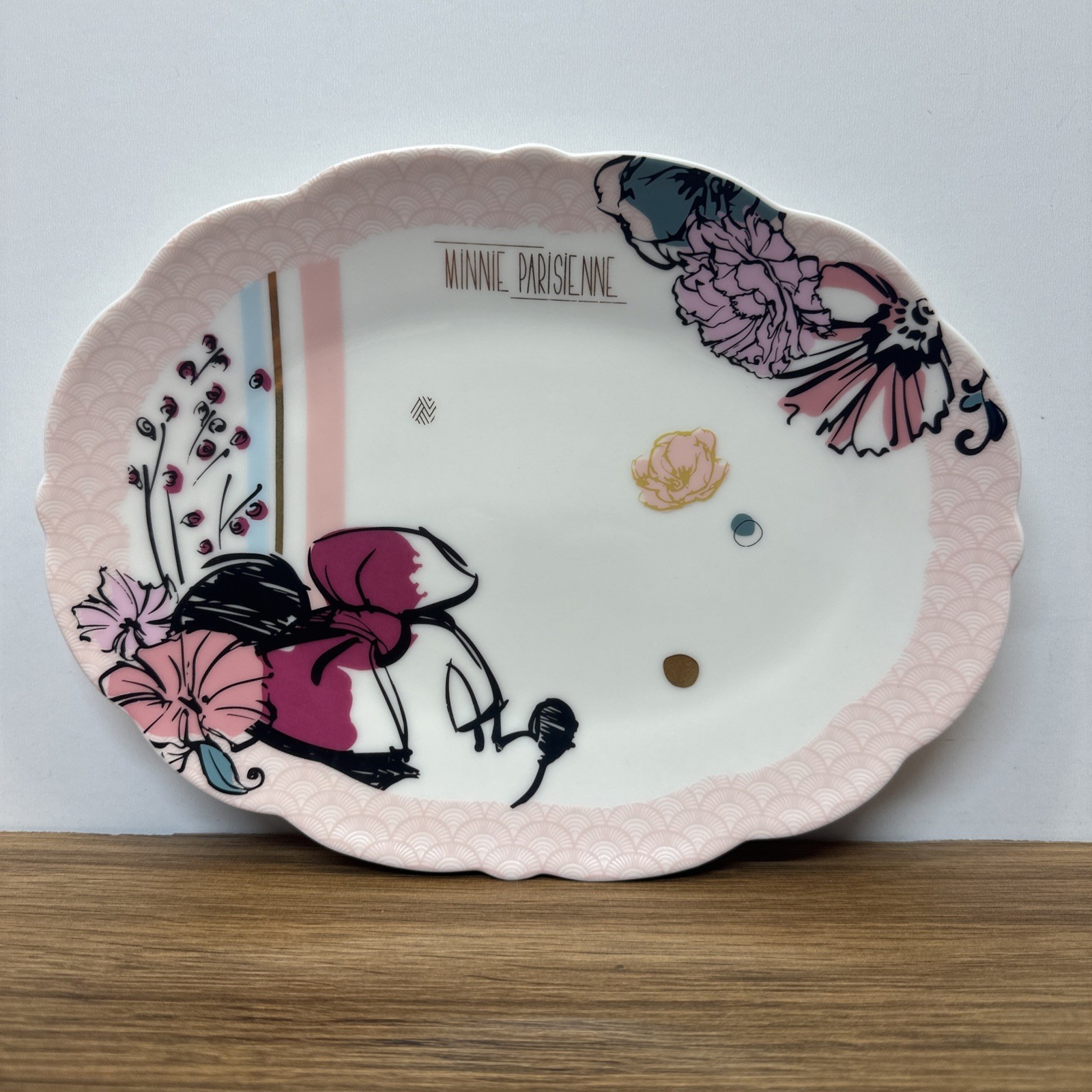 Disneyland Paris Minnie Mouse Parisienne plate