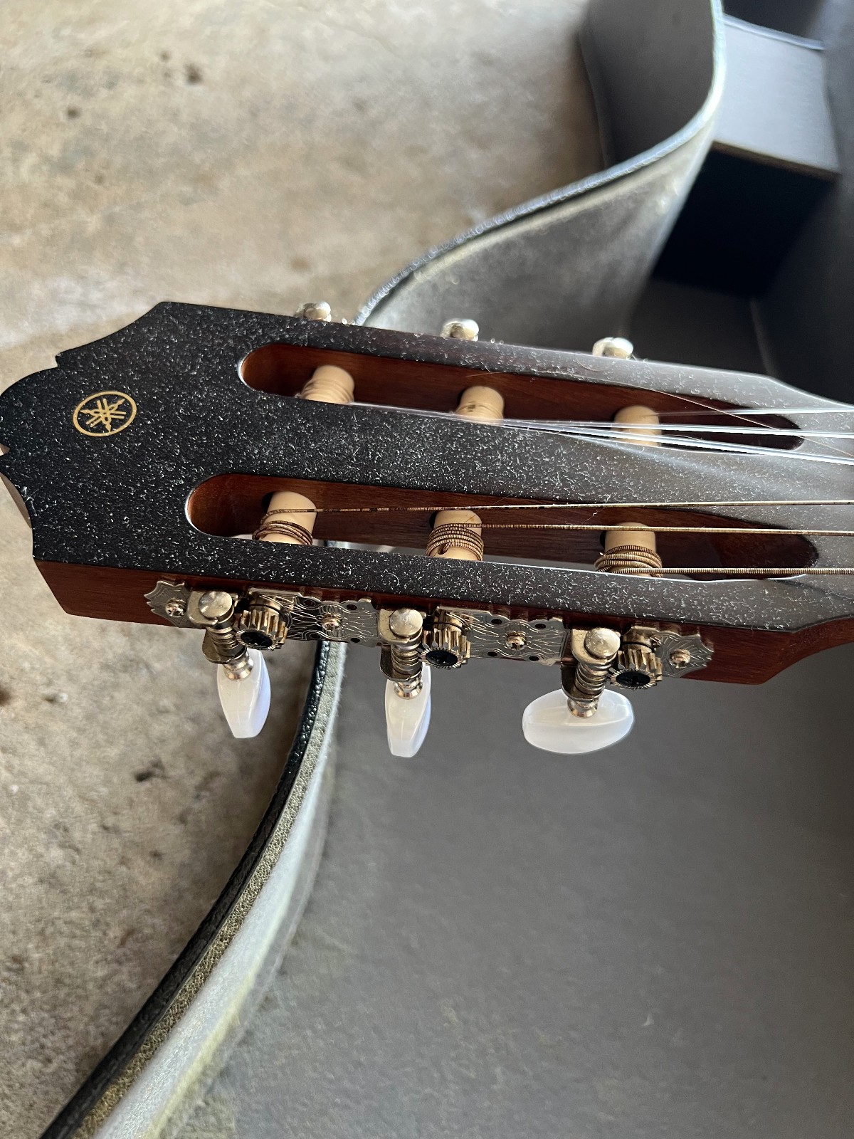 Yamaha CG122MS Classical Guitar with Hard Case – Solid Top
