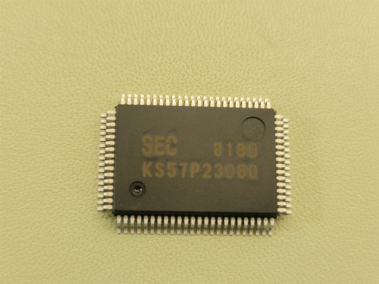 Samsung KS57P2308Q Microcontroller, 4Bit, 8448 I/O Pins, 39 Interrupts, 4 Timers
