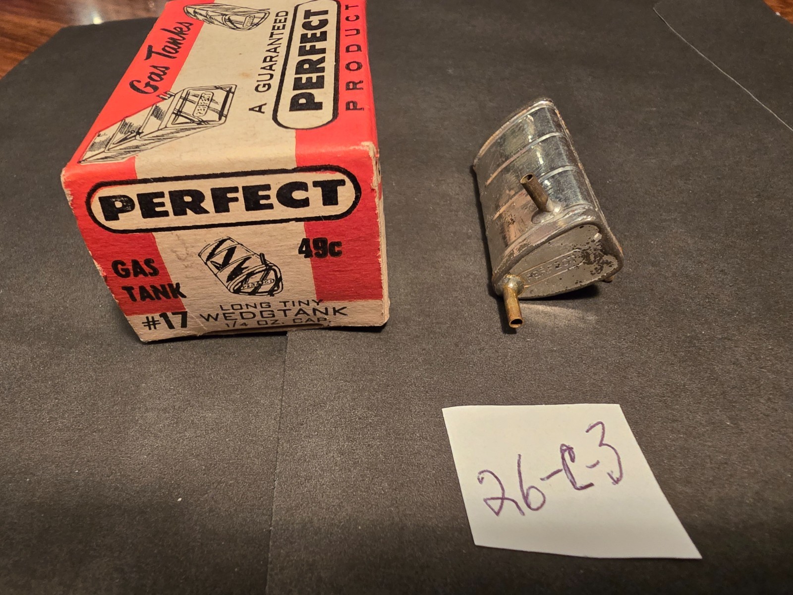 NEW NOS Model Airplane Perfect Vintage Gas Tank #17 Wedgtank 1/4 Oz Cap