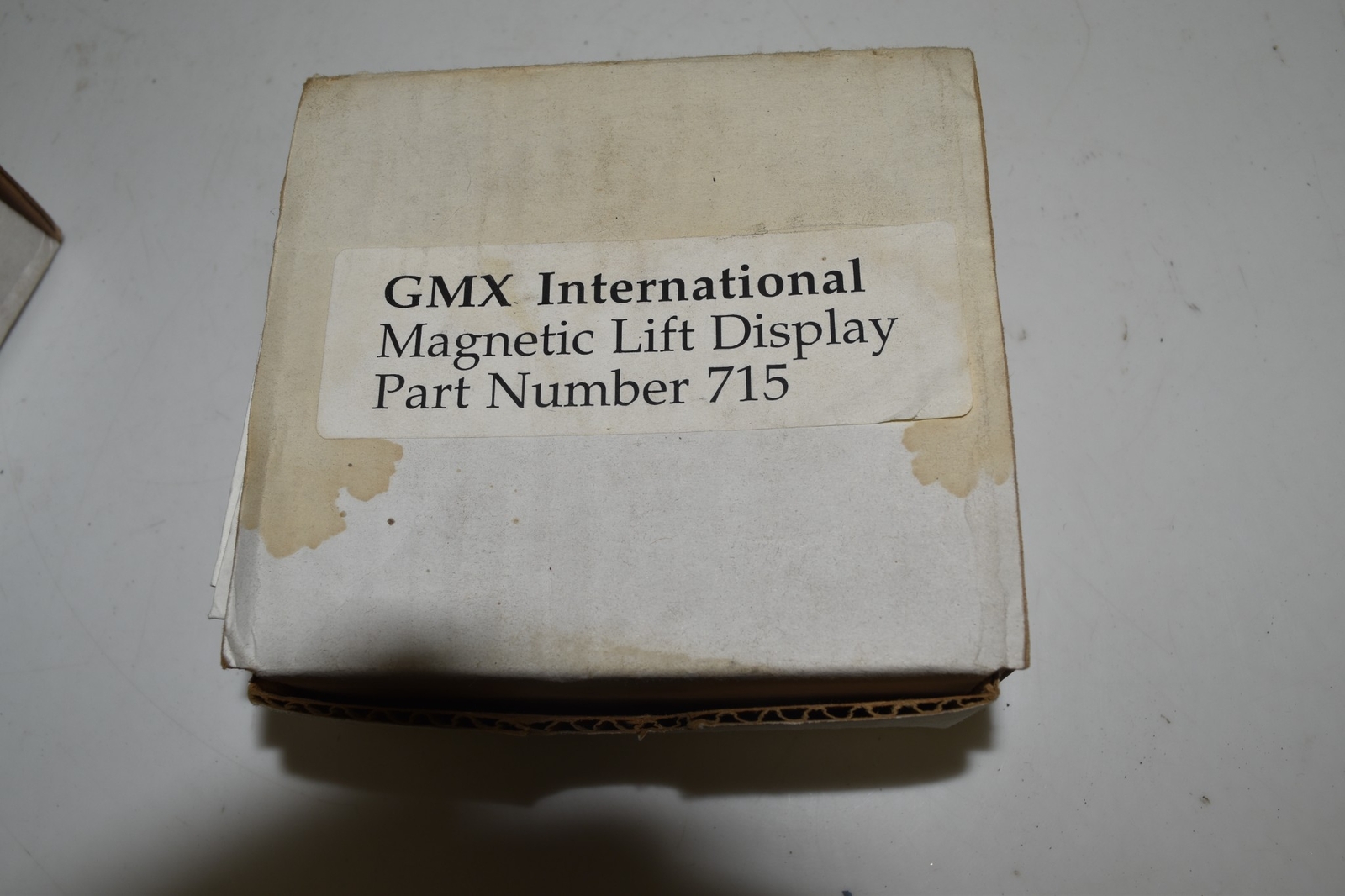 GMX INTERNATIONAL MAGNETIC LIFT DISPLAY P/N 715 - NEW (FMB133)