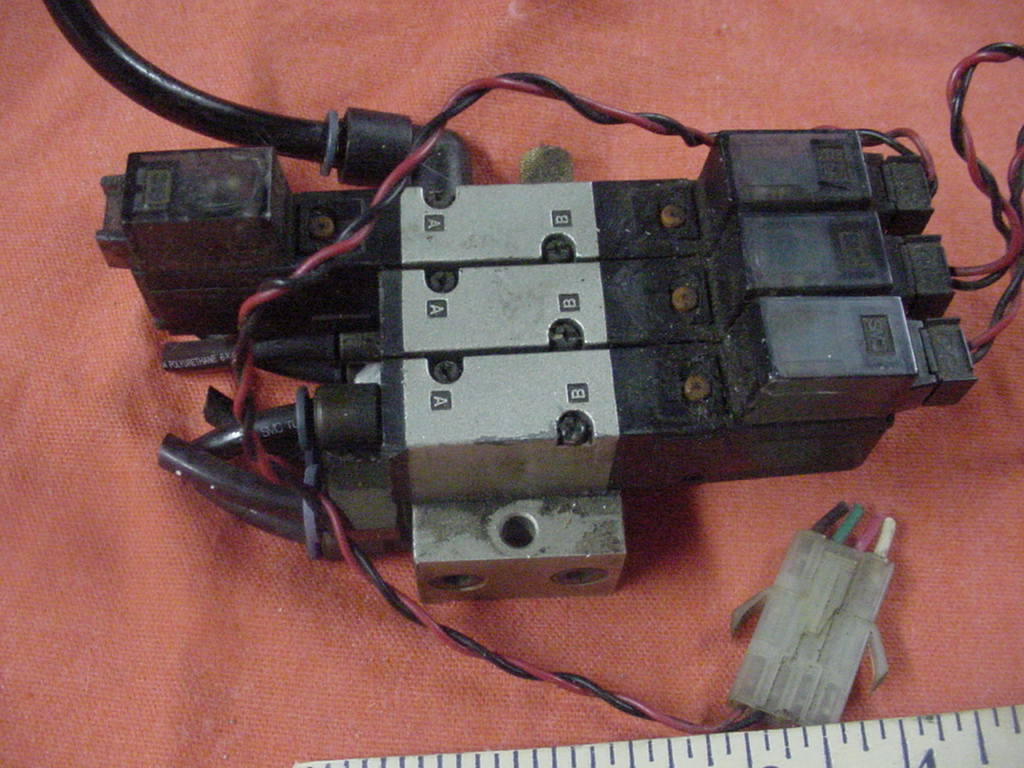 SMC VZ3240 24VDC Solenoid Valve Lot of 3 on Manifold  Free Shipping!