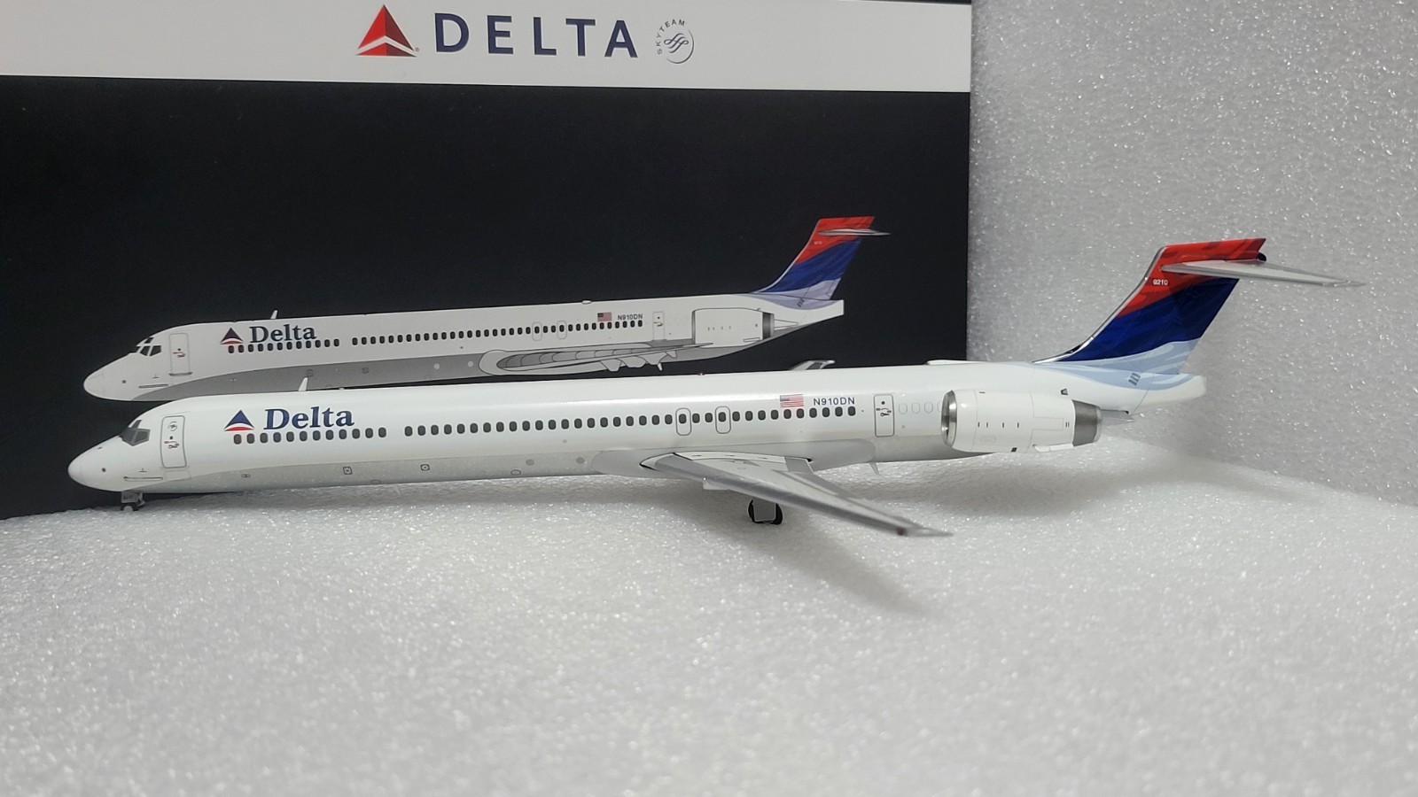 Gemini Jets 1:200 Delta Airlines McDonnell Douglas MD-90 N910DN G2DAL818
