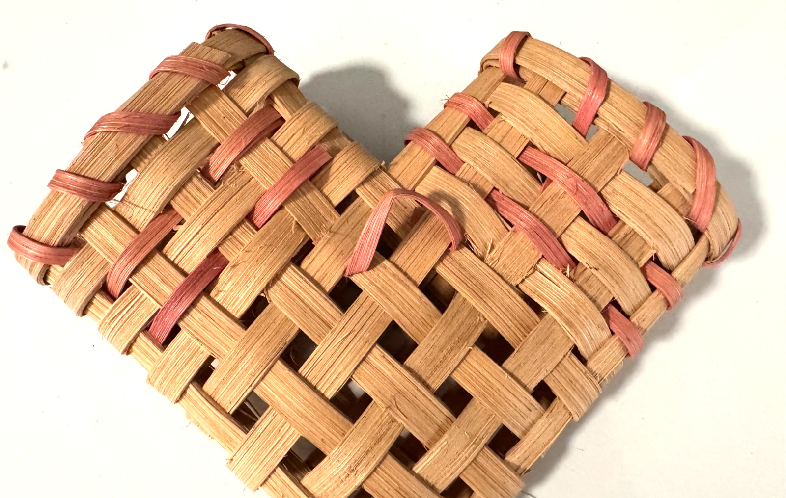 Beige & Pink Reed Heart - Shape Double- Sided Wall Basket With Reed Pink Hook