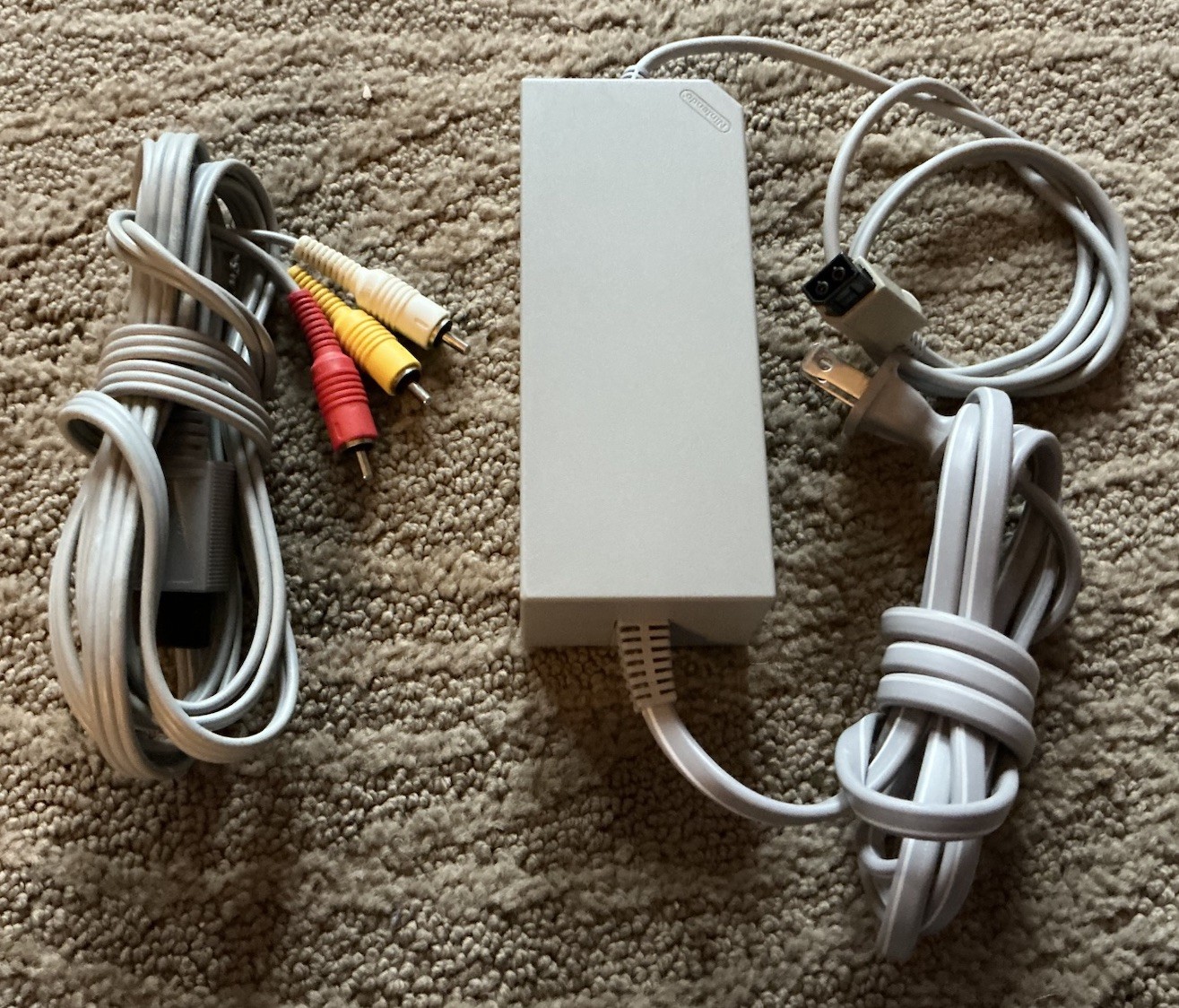 Nintendo Wii Console White USA Model Bundled w/Cables & Controllers + Game