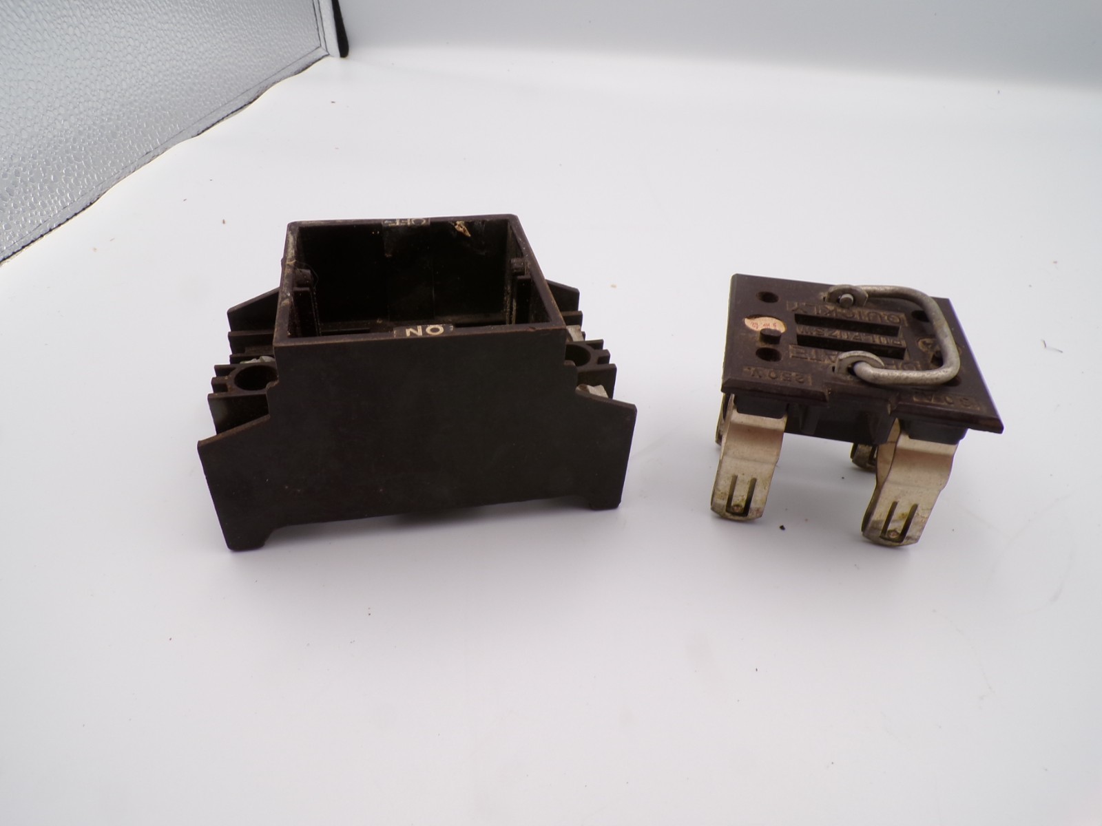 FA Frank Adam Electric 2 Pole 250V 30A PULFUZSW Fuse Pull Out With Block