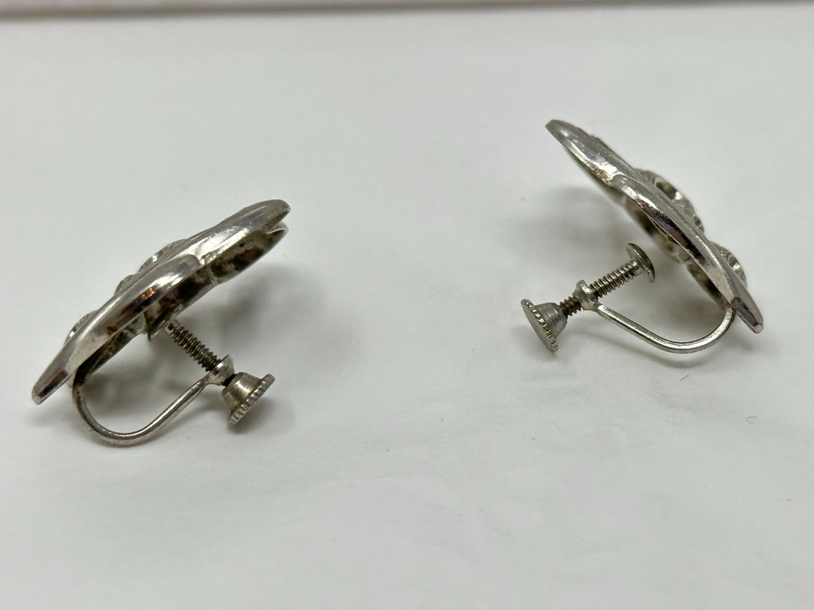 Beautiful Vintage Silvertone Scroll Leaf Screw Back Earrings