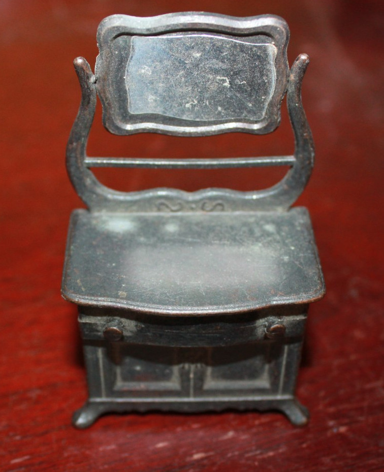 DRESSER Metal Die Cast Pencil Sharpener Figurine