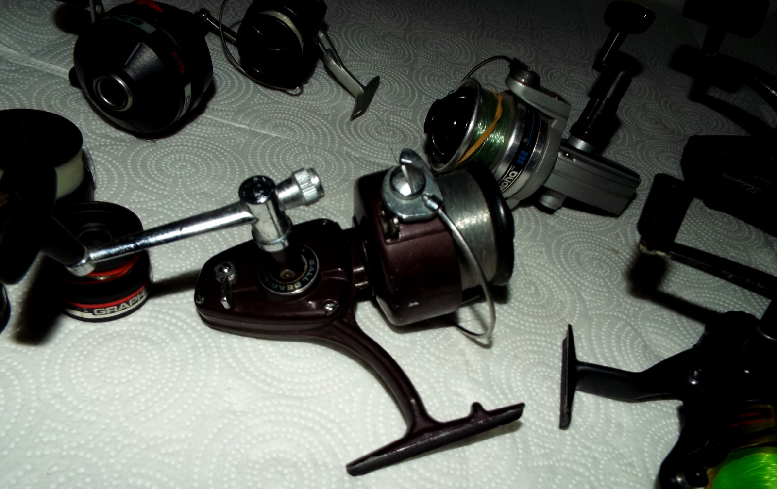 7 VINTAGE FISHING REELS WITH SOME EXTRA SPOOLS GARCIA, QUANTAM ETC.... READ!!!