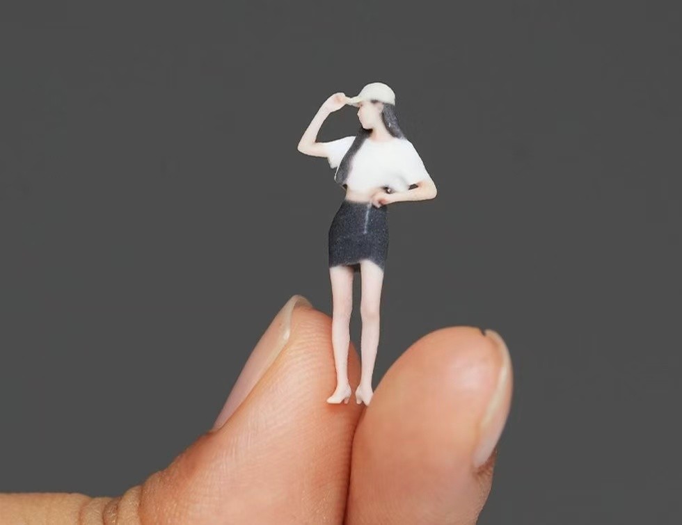 BN 1:64 Painted Figure Model Miniature  Diorama Sand Cap Girl Mini Skirt Lady