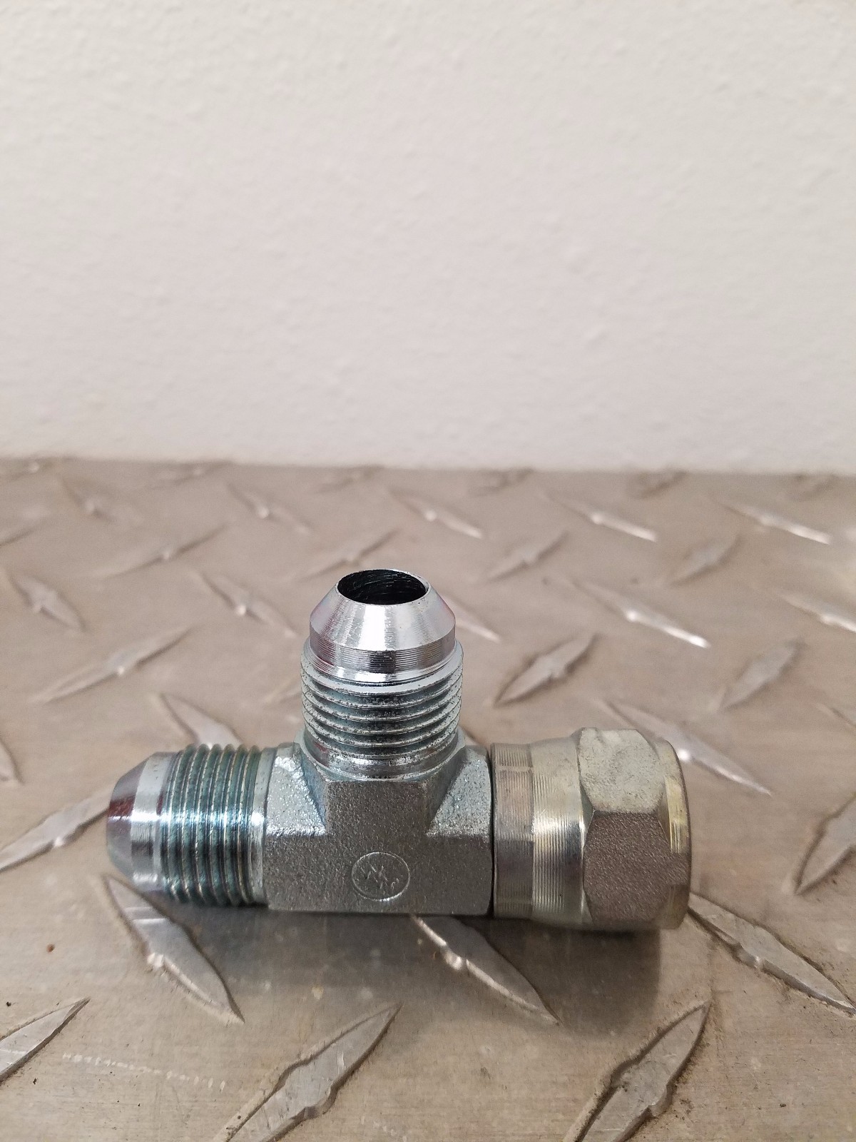 6602-04-04-04 Hydraulic Tee 1/4 "MJ x 1/4" FJX x 1/4 "MJ Swivel