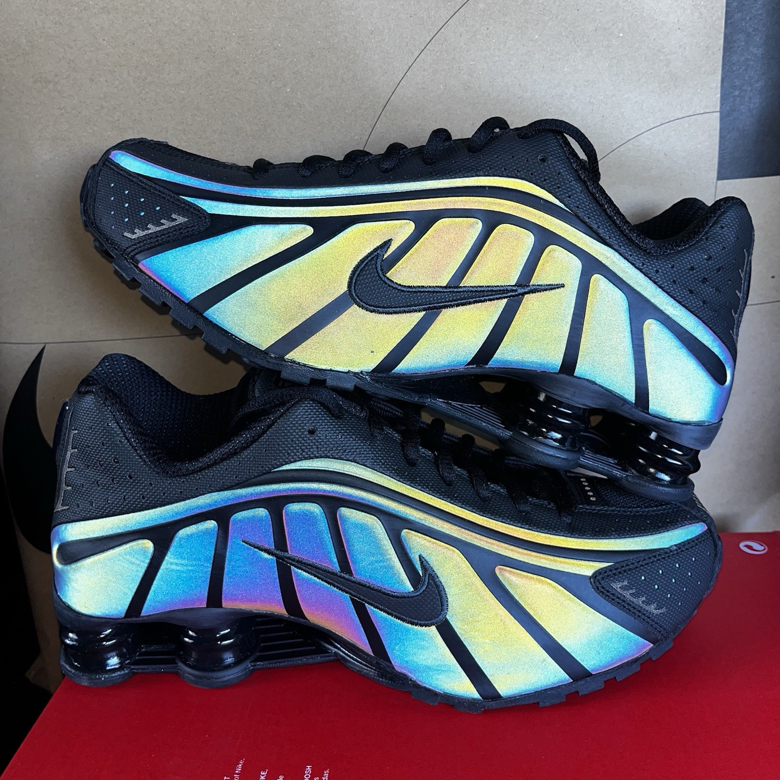 NEW Nike Shox R4 SE Black Seaweed "Iridescent" NBY IM6596-001 Men's Size 10.5