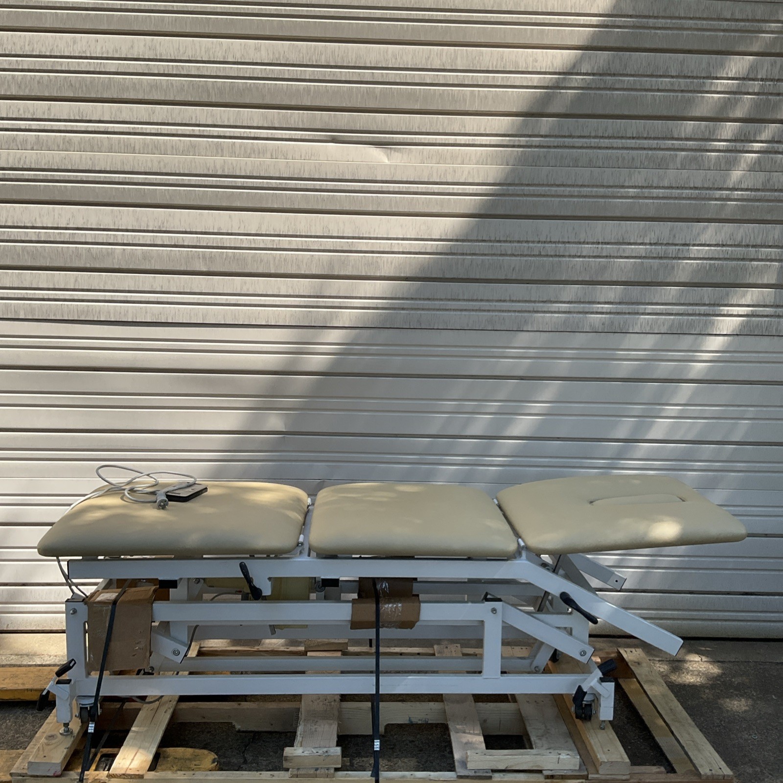 Chattanooga TRE-23 Triton High-Low Powered Treatment Table Good Condition