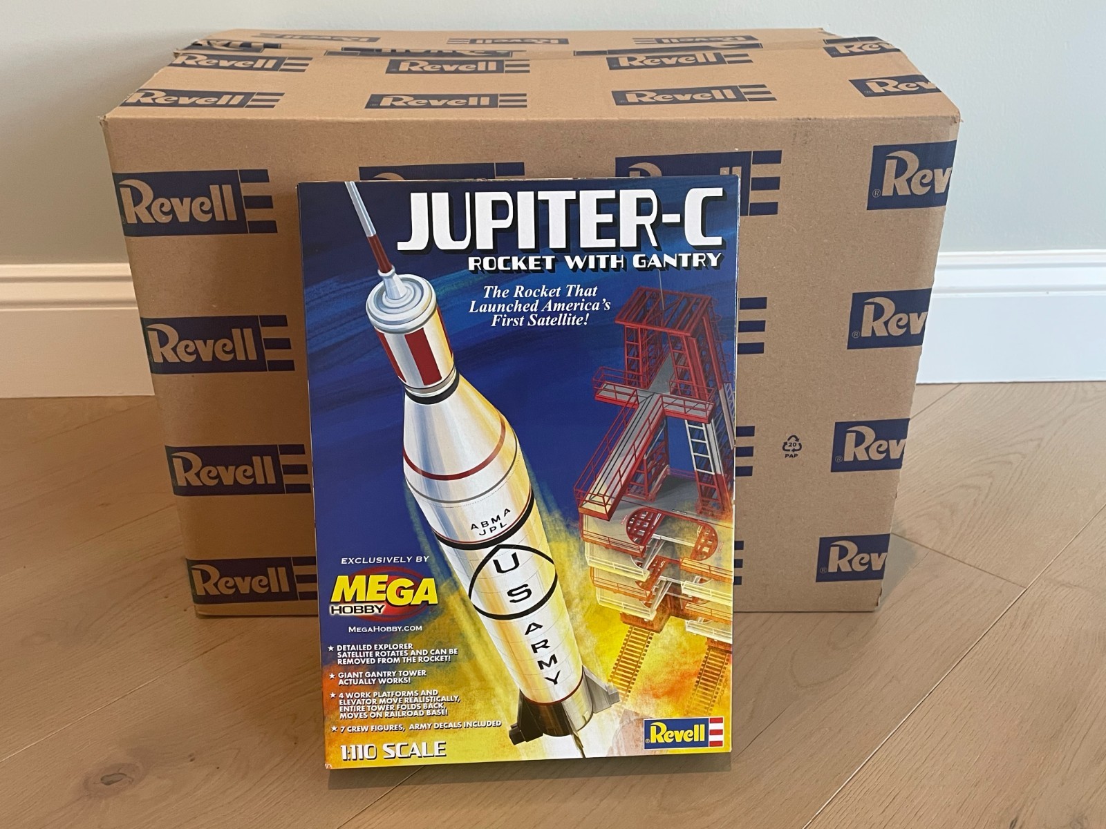 Revell 1:110 Jupiter-C Rocket w/Gantry Tower & Crew Model Kit 03706 NEW