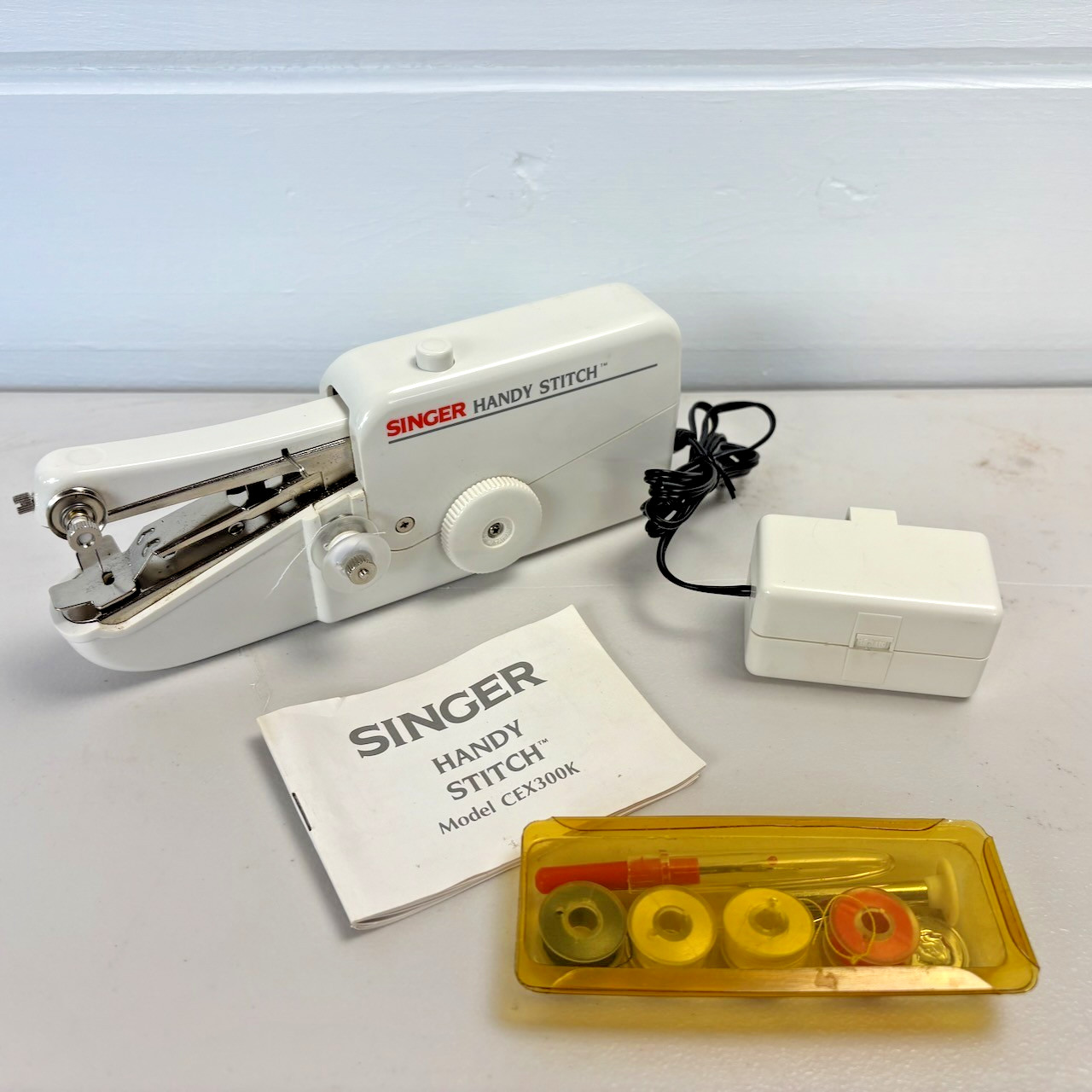 Singer Mini Mender Vintage Travel Portable Sewing Machine Handy Stitch CEX300KD