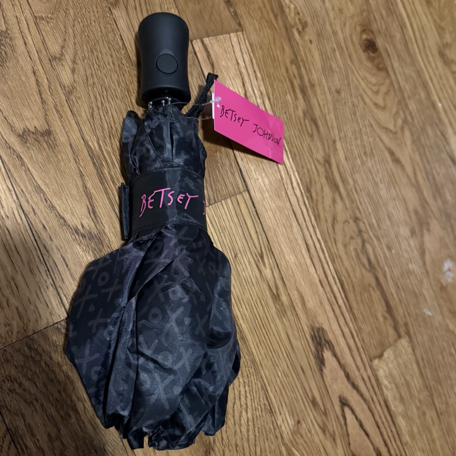 Betsey Johnson Automatic Compact Umbrella XO Print Black 42" Rubber Handle