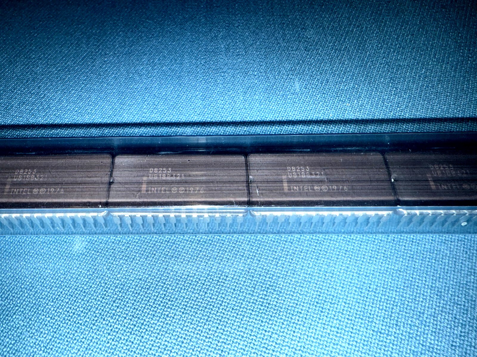 D8253