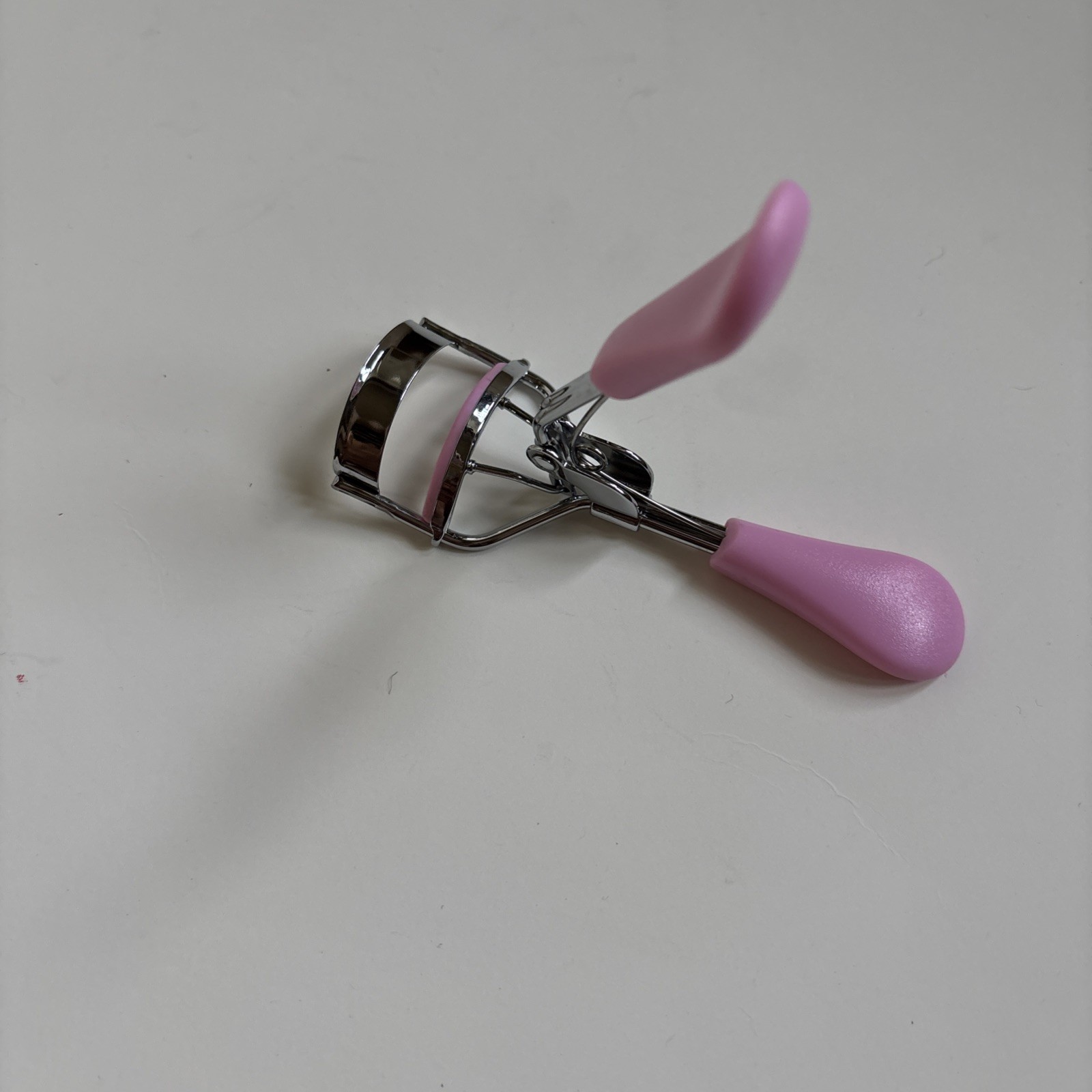 Eyelash Curler with Pink Handles & Extra Pad – Comfortable Grip Beauty Tool