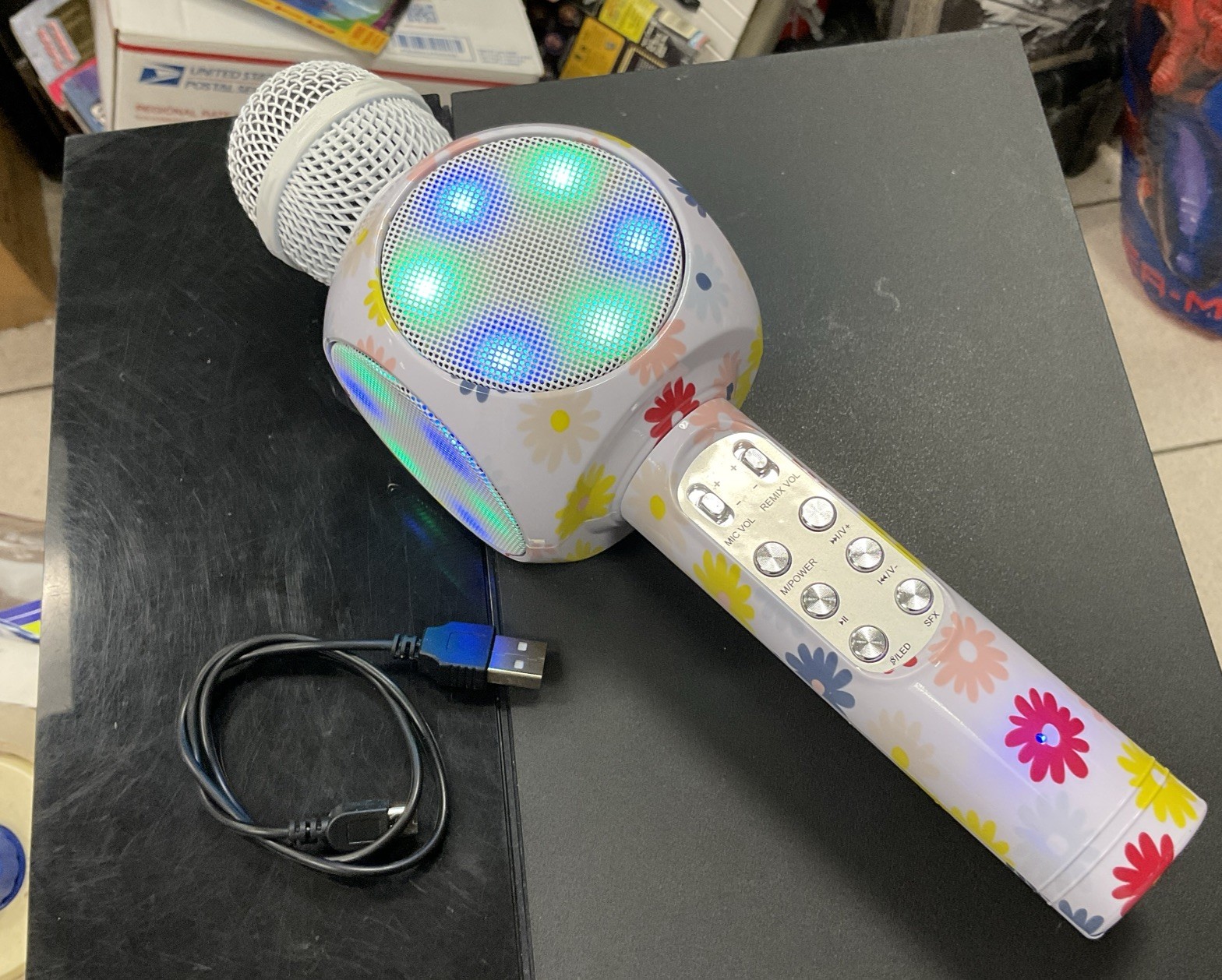 BREAKOUT Karaoke Mic Built In Wireless Speaker Microphone Flower Rechargeable