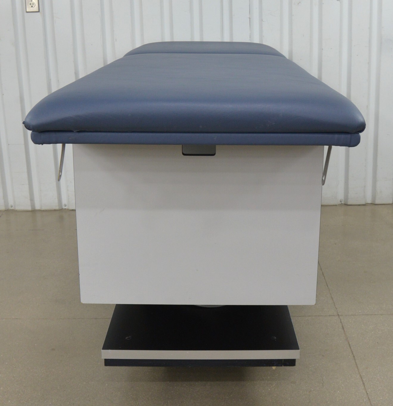 Hausmann Industries 4746 Powermatic 27"x76" Treatment Table