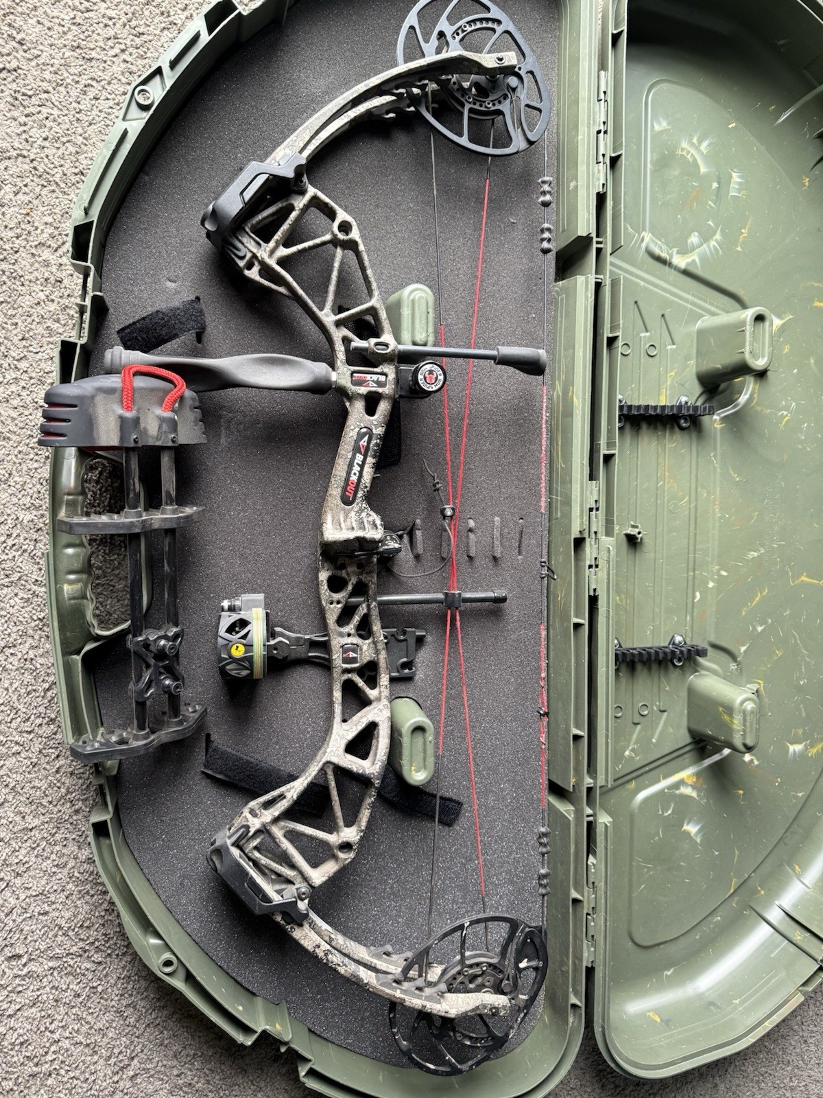 BlackOut Epic Compound Bow Camo Aluminum w/ Quiver, Arrow Rest, Sight, Hard Case