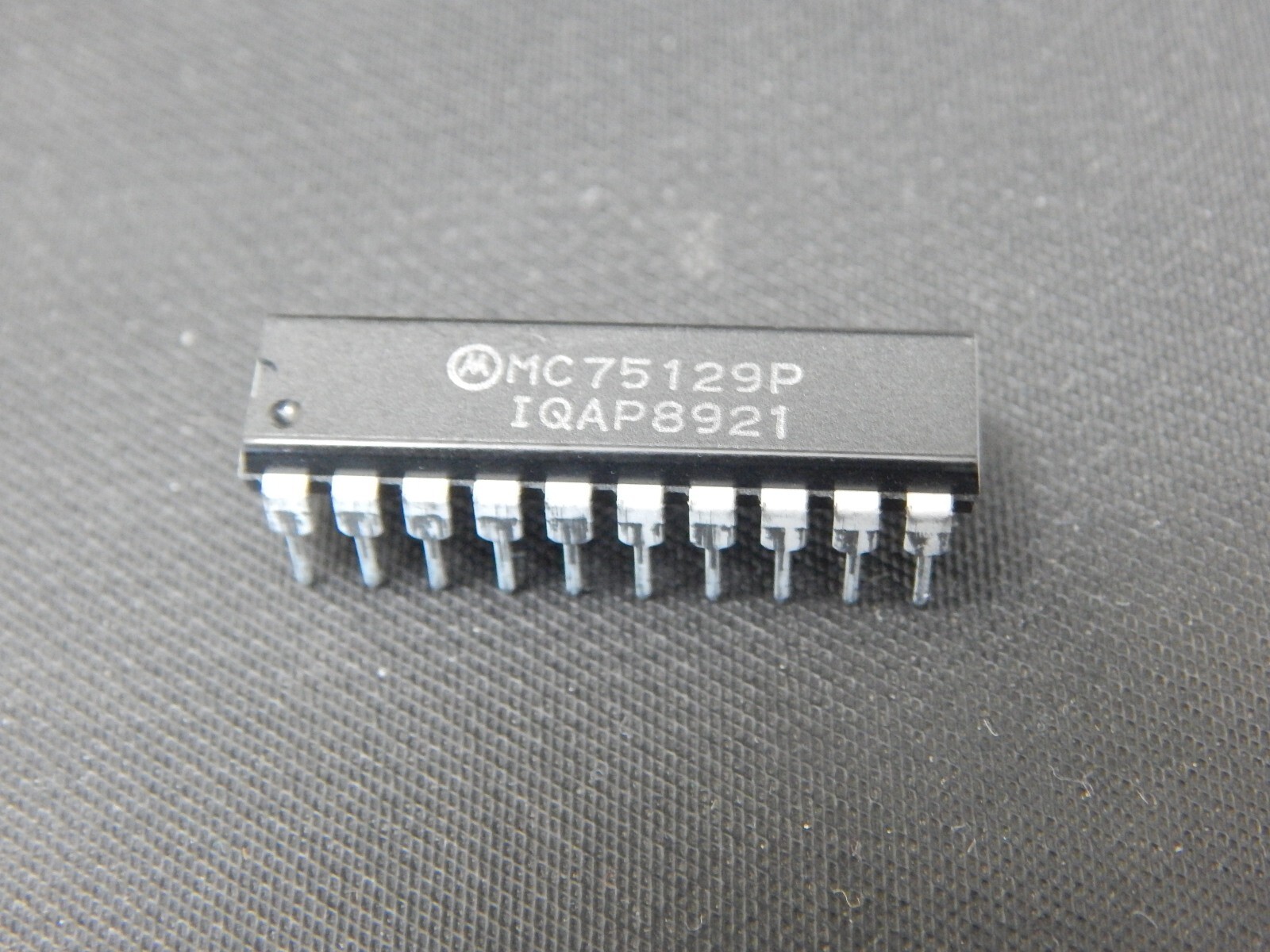 MOTOROLA MC75129P Line Receiver, Octal, Single Ended, 20 Pin DIP - FAST SHIPPING