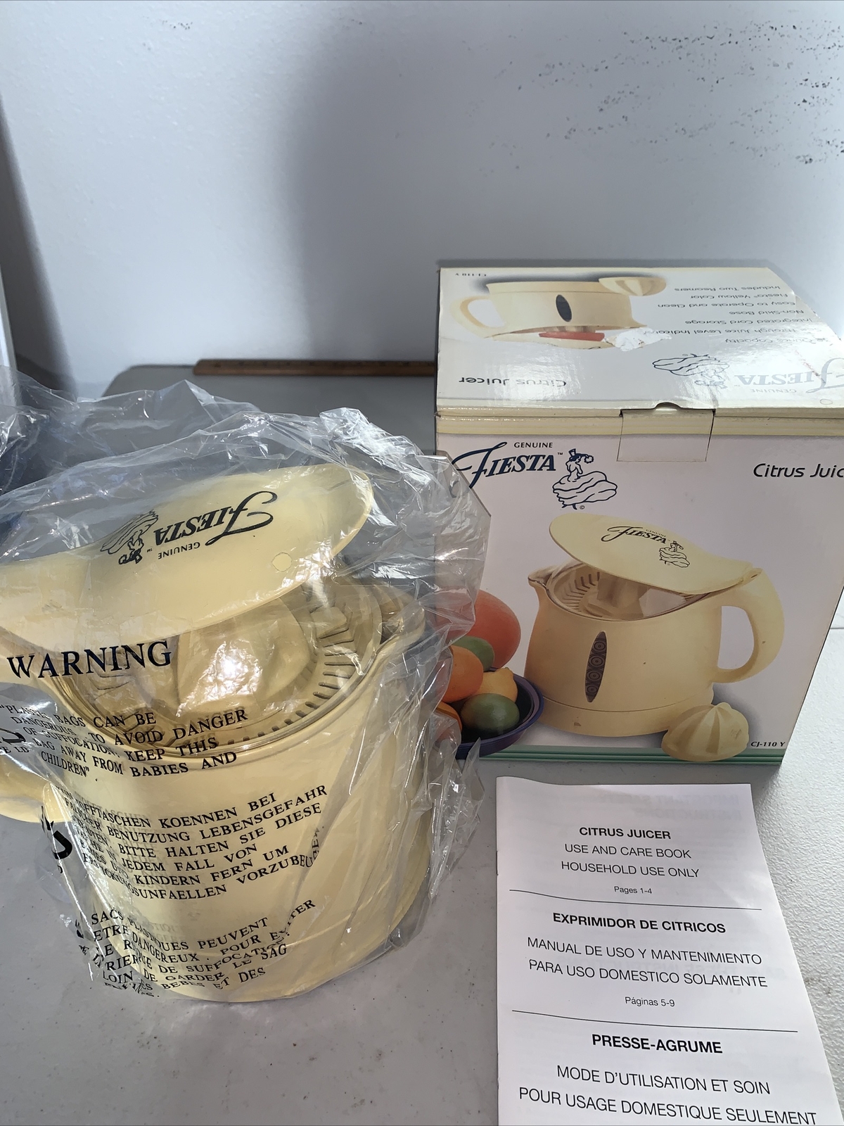 FIESTA Citrus Juicer 32 oz electric juicer Yellow CJ-110 Y NIOB