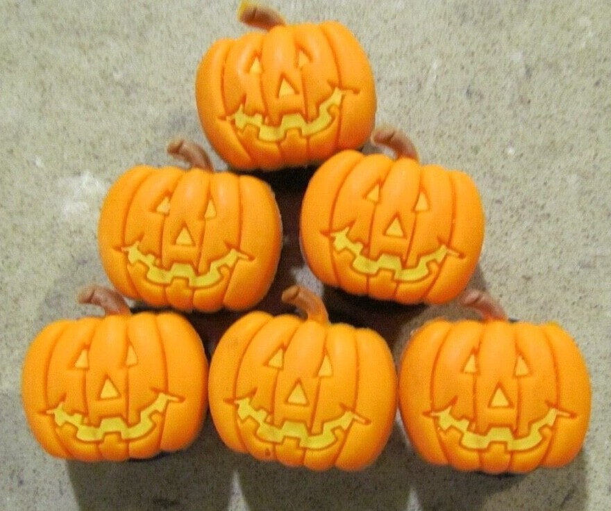Crocs Limited Pumpkin Jibbitz Retired 2006 Halloween Jack-o-Lantern shoe charms