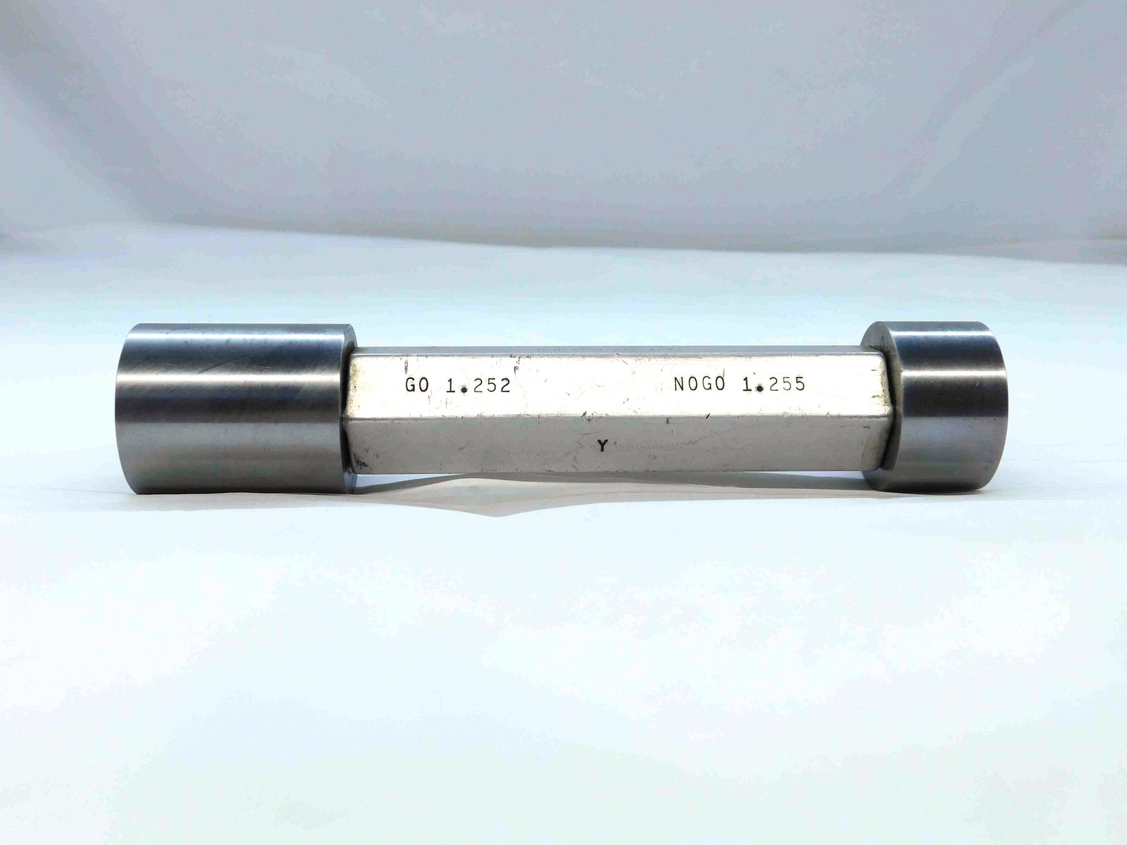 1.2520 & 1.2550 CL Y PIN PLUG GAGE GO NO GO 1.2500 +.0020 1 1/4 32 1.252 1.255
