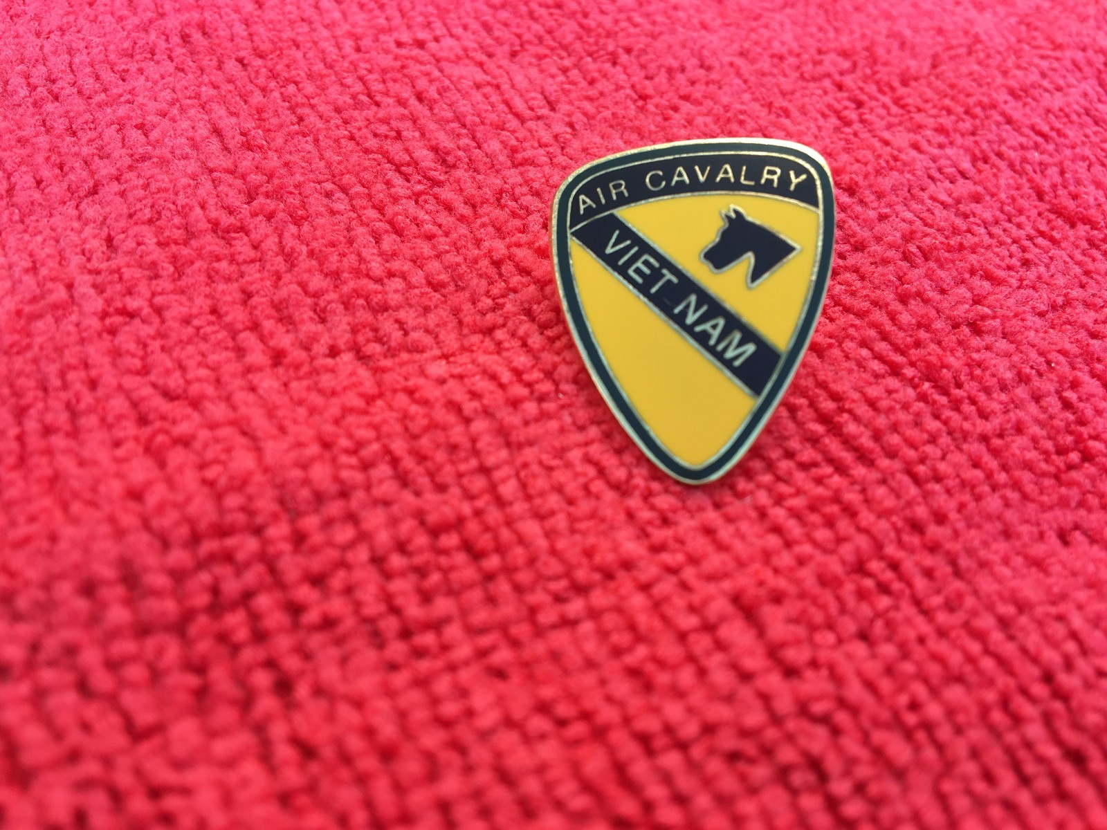 US ARMY 1ST AIR CAVALRY VIETNAM HAT PIN