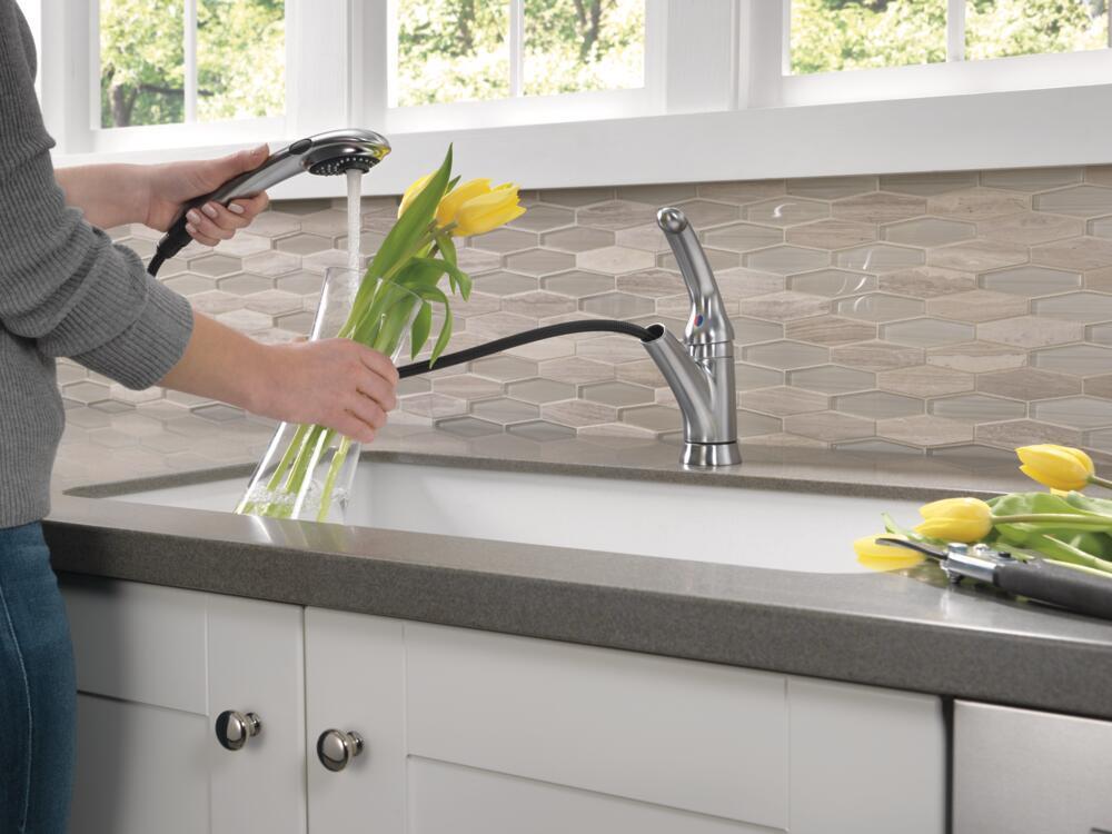 Delta Signature Pull-Out Kitchen Fauc 1H Arctic Stainless-Certified Refurbished