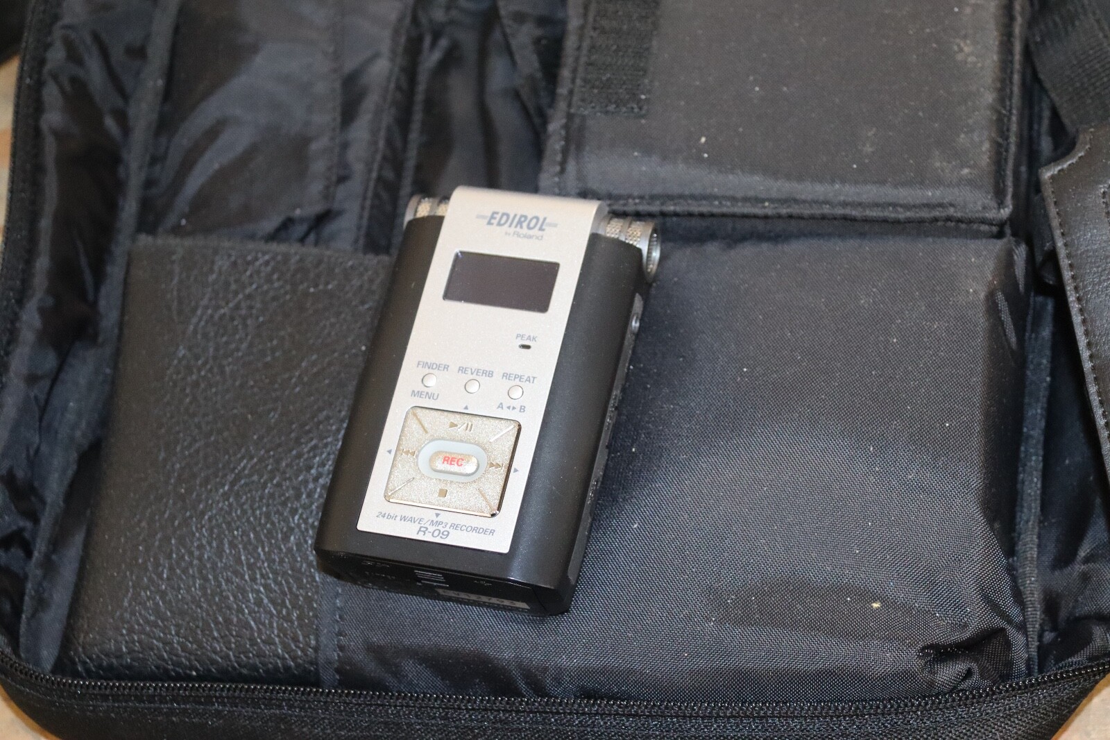 EDIROL  ROLAND R-09  MP3 RECORDER WITH CASE