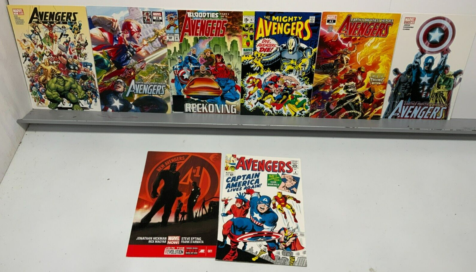 Avengers lot of 8 Postcards Marvel Comics 2023
