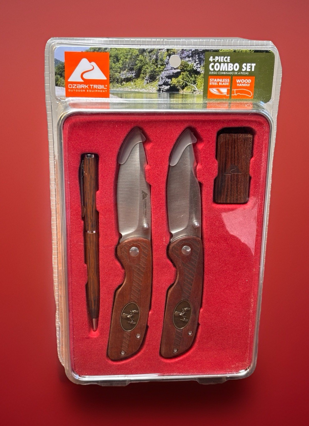 OZARK TRAIL 4 PIECE COMBO SET 2-6.5" KNIVES DEER TIN MONEY CLIP & PEN NIB