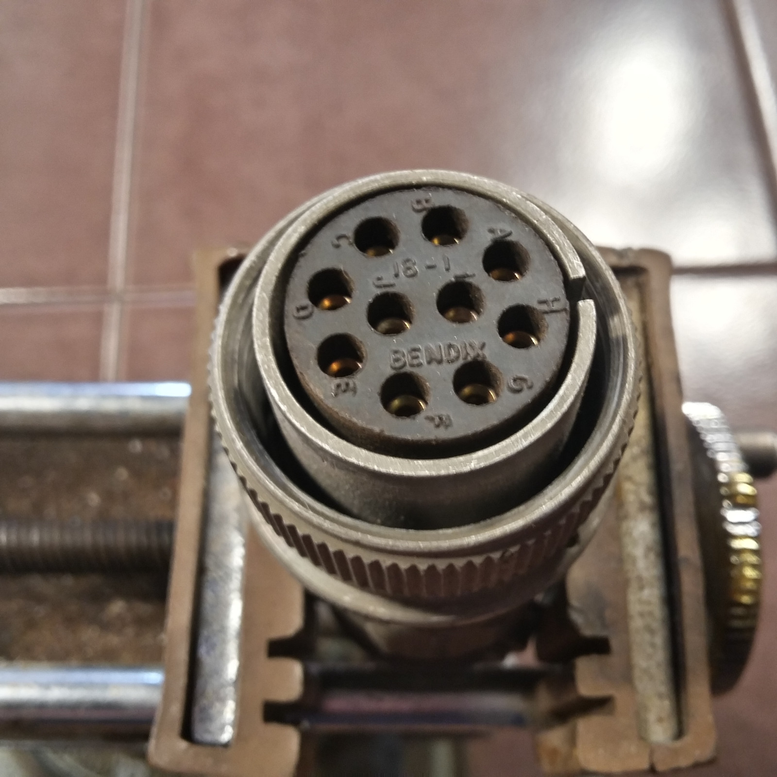 Amphenol MS3106A18-1S(C) Connector