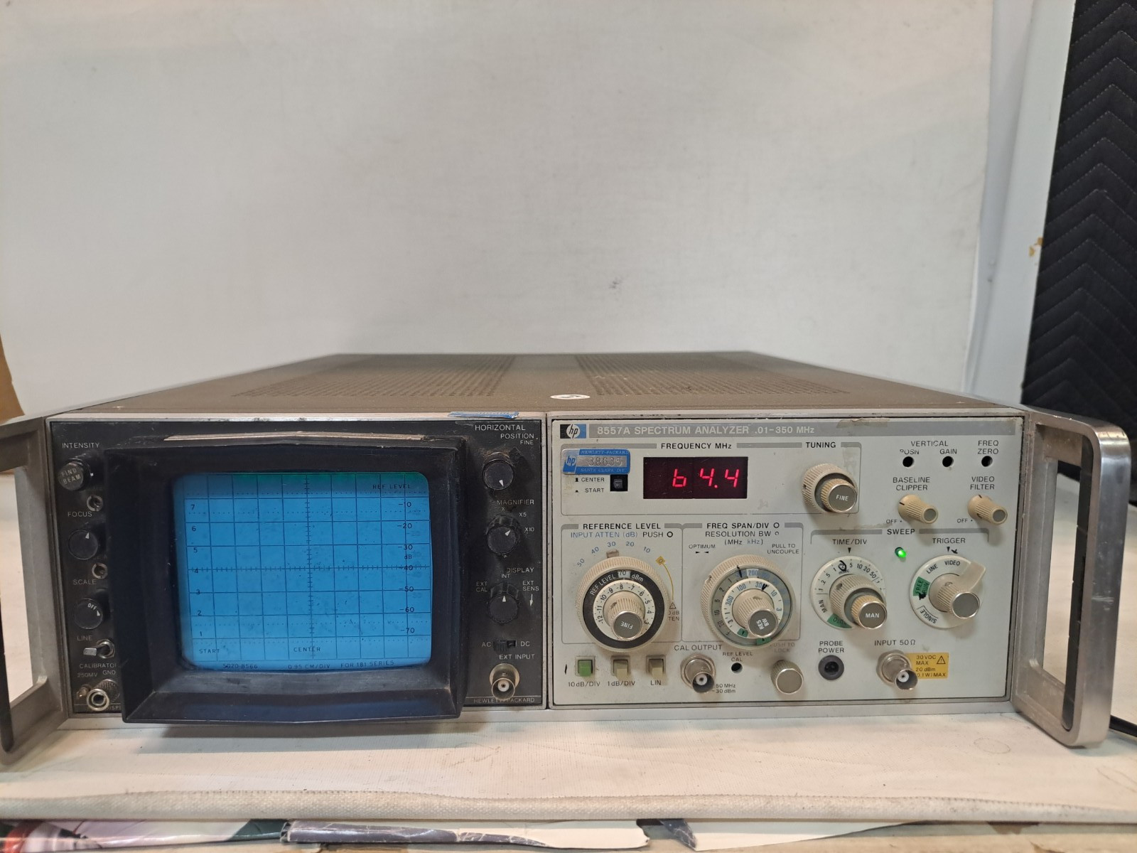 HP 8557A Spectrum Analyzer 0.01-350MHz w HP 180TR Display 2340A02004 USED