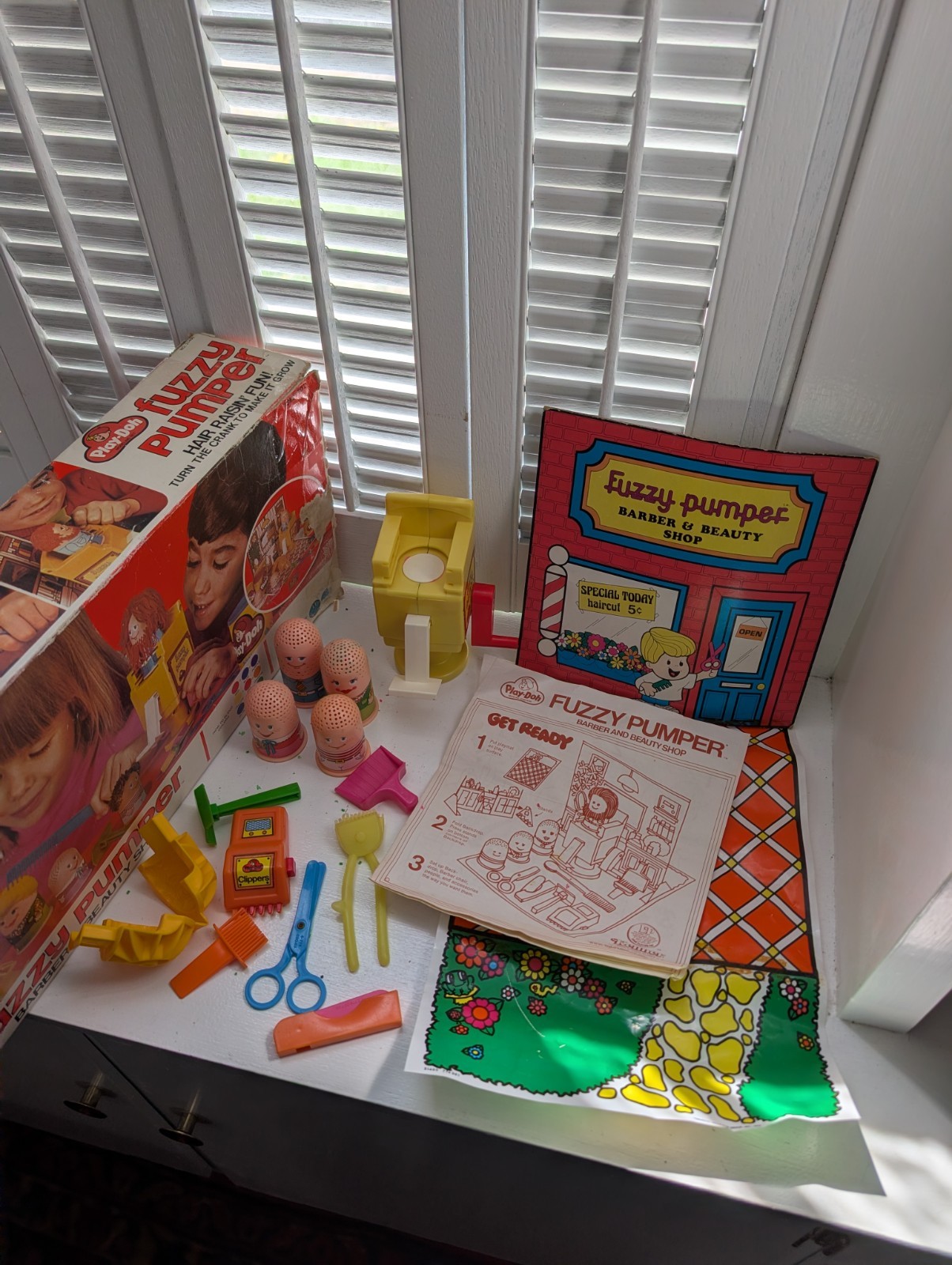 Kenner Play-Doh 1977 Vintage Fuzzy Pumper Barber Beauty Shop Set