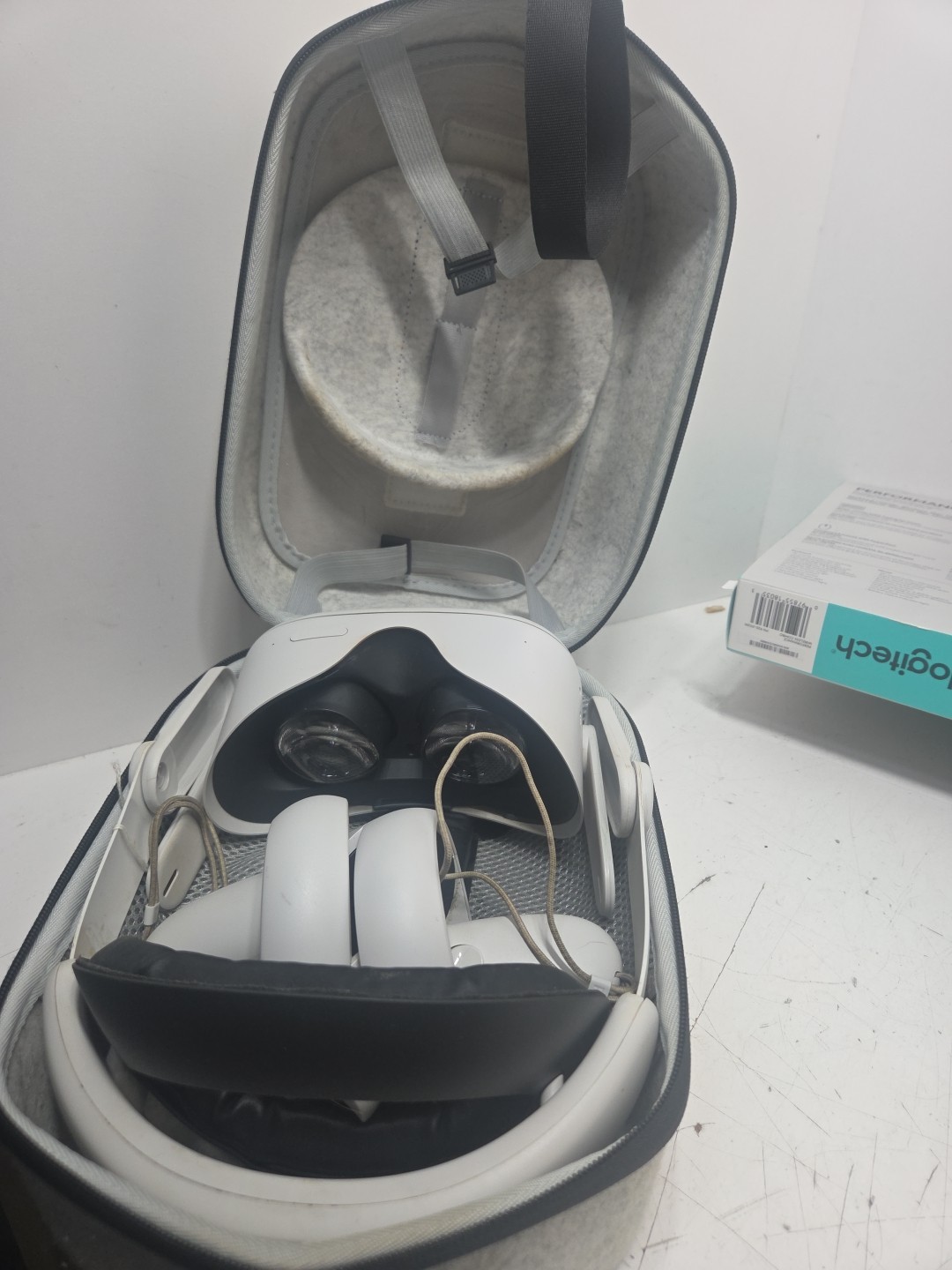 Meta Quest 2 128gb headset with controllers, cable, silicone cover, carry case