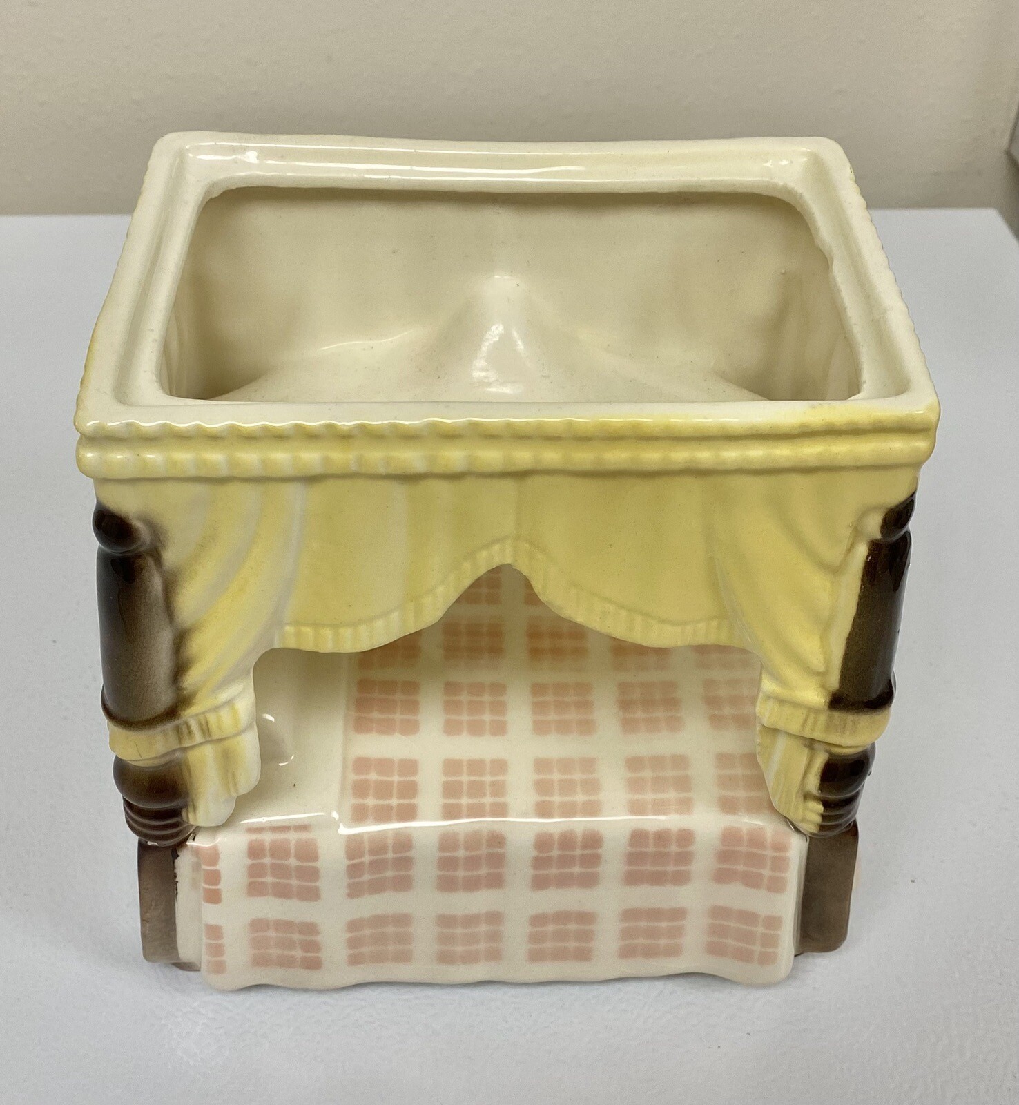 SHAWNEE POTTERY POSTER BED PLANTER YELLOW DRAPERY PINK CHECKER BED SPREAD NICE!