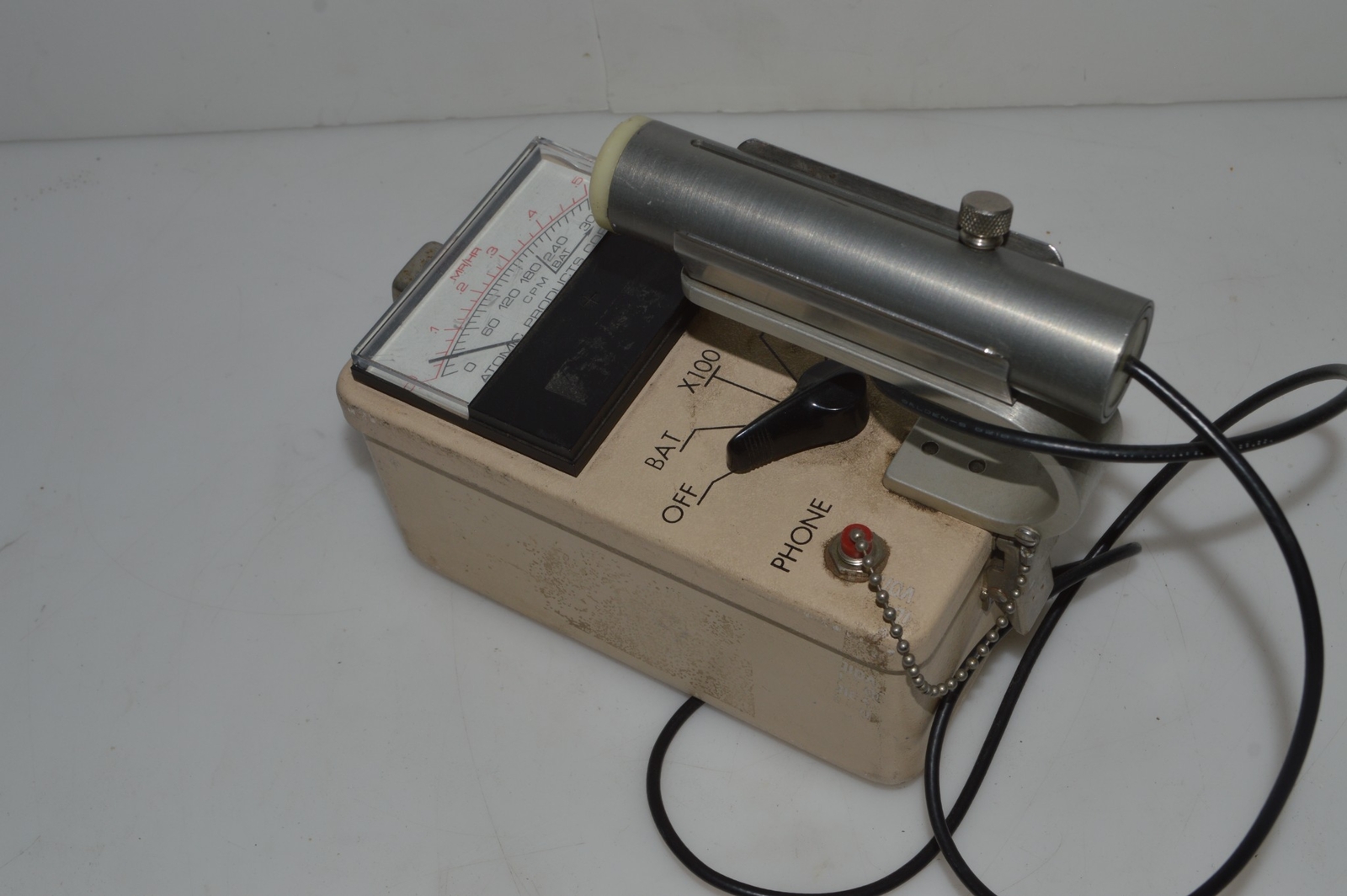 *RB*  ATOMIC SURVEY METER MODEL 069-701 W/ PROBE   (RJX58)
