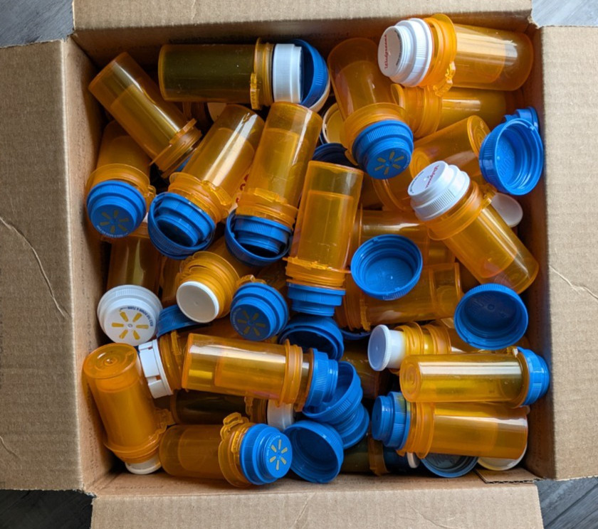 LOT OF 138 PLASTIC PILL/INR BOTTLES /SNAP CAPS , USED, Mostly Amber & White
